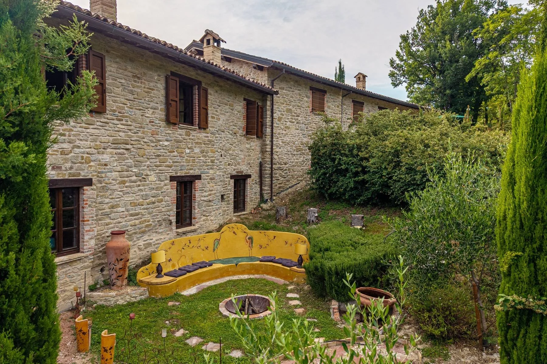 francis-york-17-acre-farm-estate-umbria-lake-valfabbrica-for-sale-19.jpg