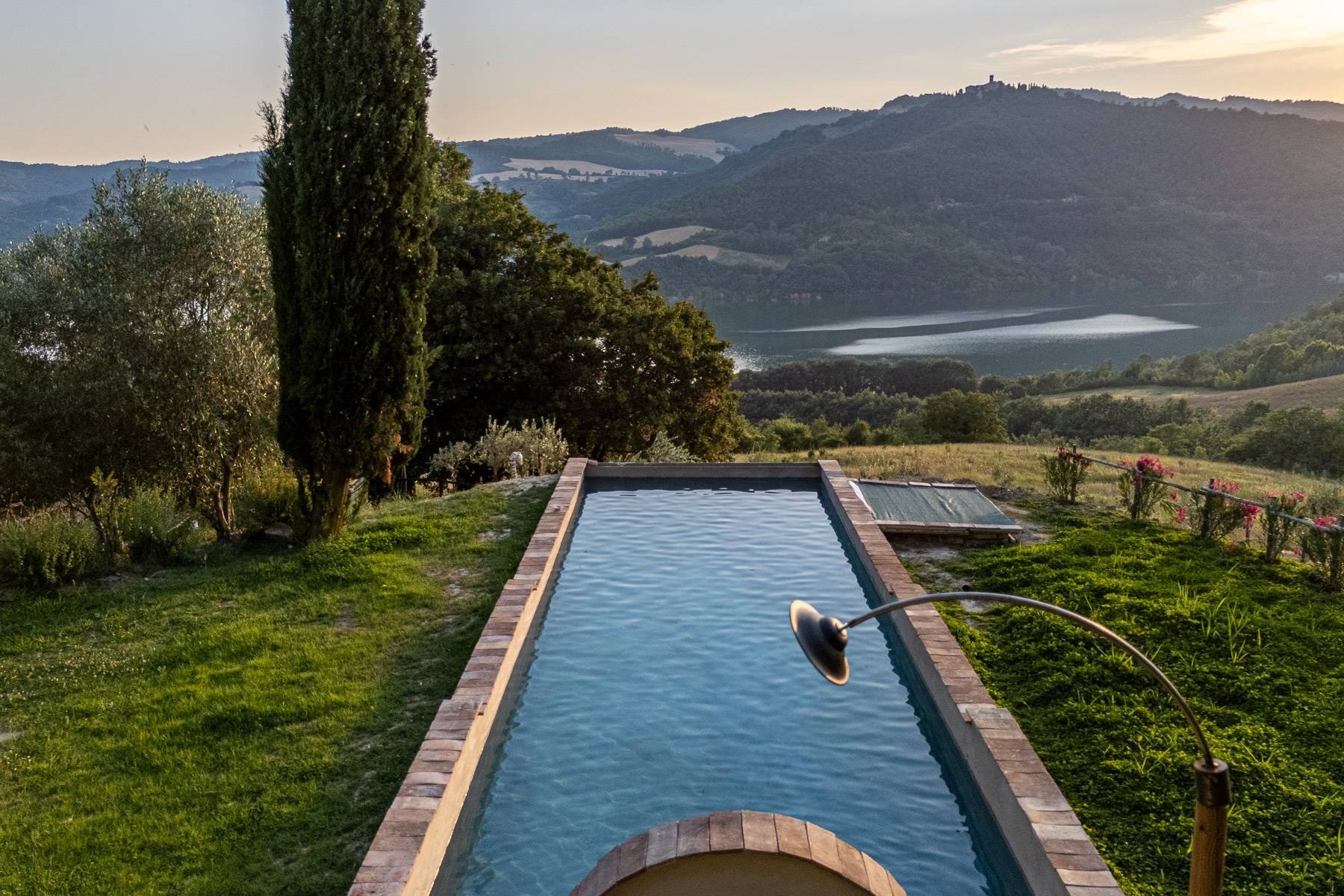 francis-york-17-acre-farm-estate-umbria-lake-valfabbrica-for-sale-25.jpg