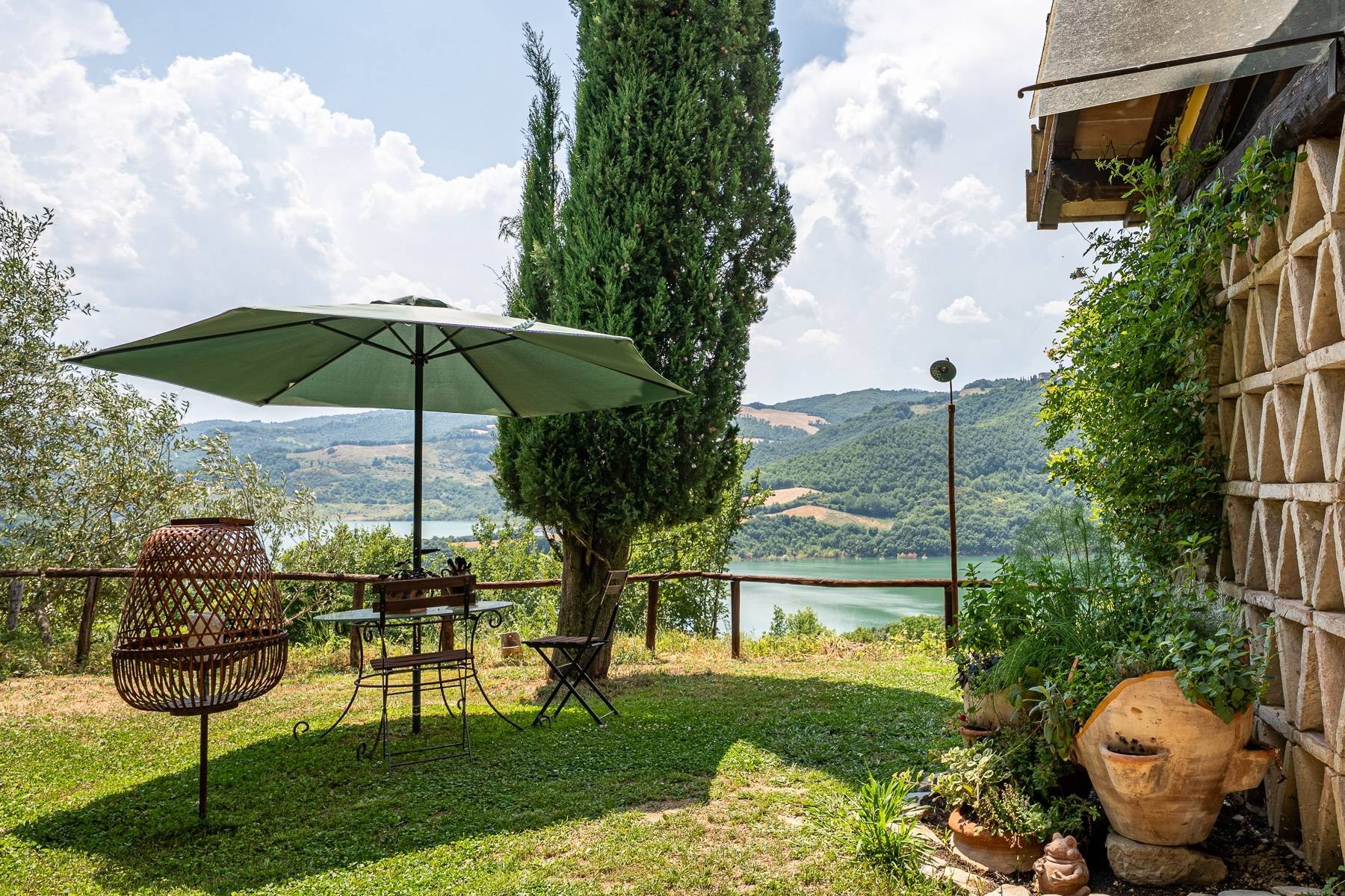 francis-york-17-acre-farm-estate-umbria-lake-valfabbrica-for-sale-1.jpg