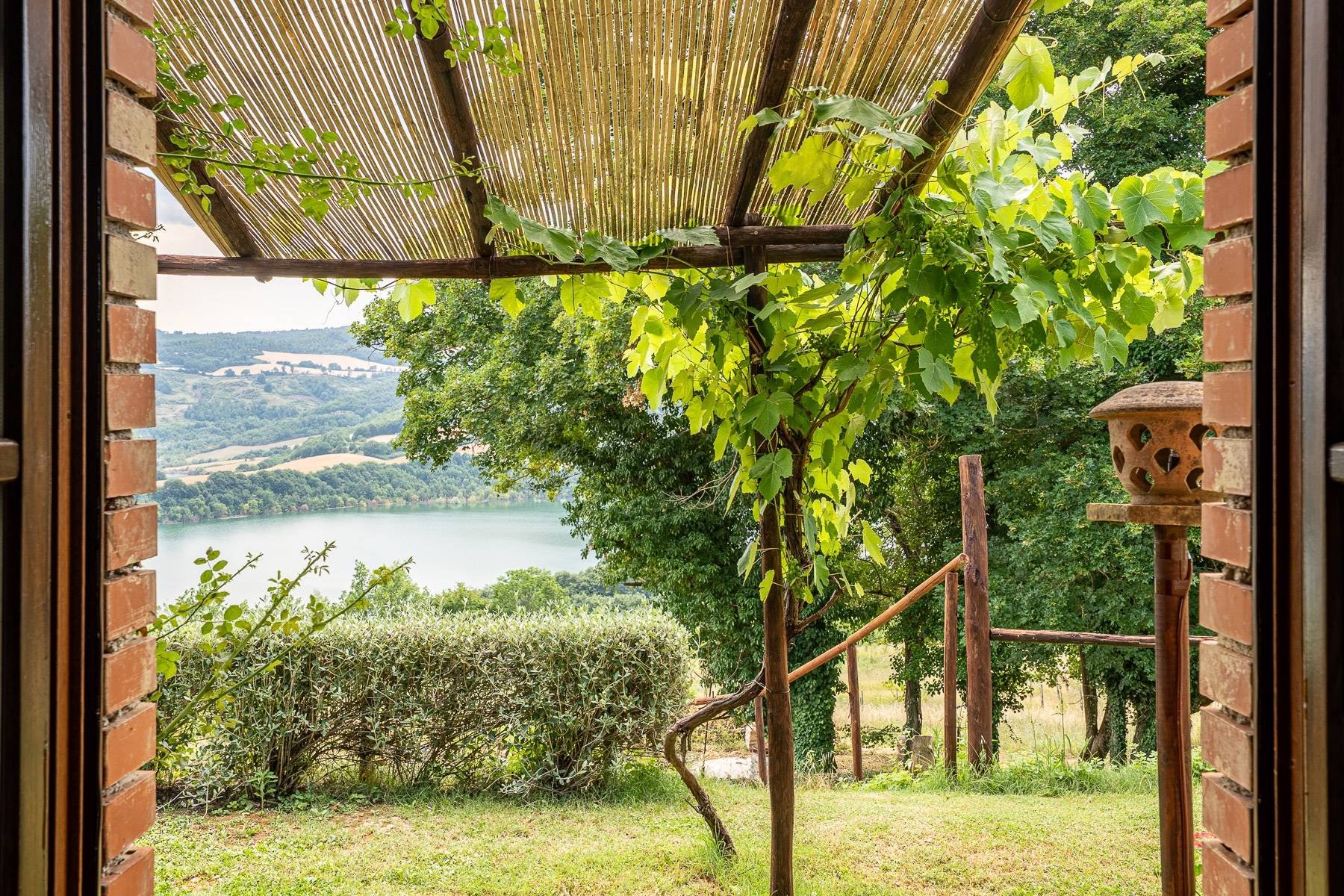 francis-york-17-acre-farm-estate-umbria-lake-valfabbrica-for-sale-6.jpg