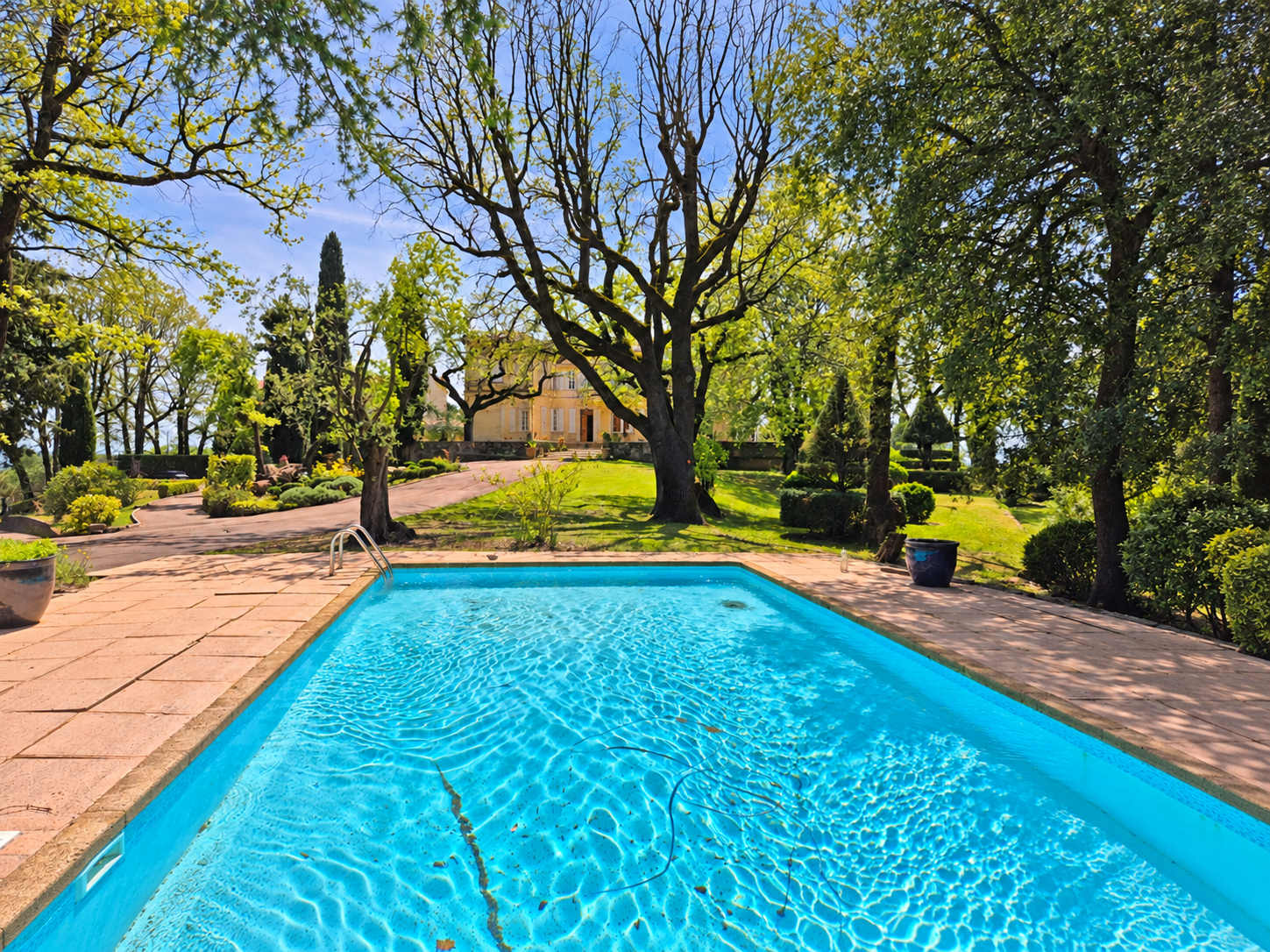 francis-york-caillan-provence-house-nadia-leger-18.png