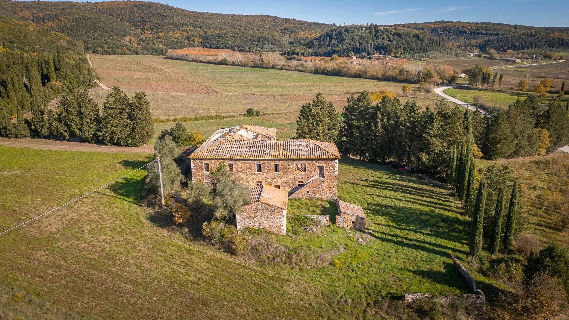 francis-york-a-17th-century-tuscan-estate-near-chianti-classico-with-olive-groves-vineyards-and-ancient-wine-cellars-10.jpg