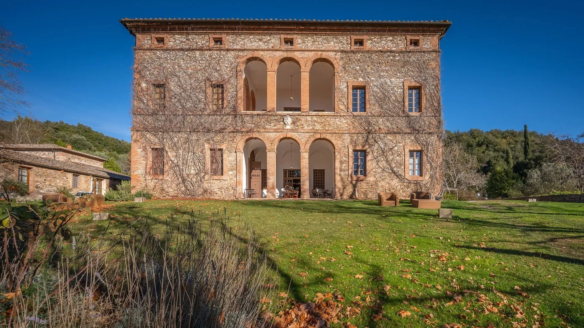 francis-york-a-17th-century-tuscan-estate-near-chianti-classico-with-olive-groves-vineyards-and-ancient-wine-cellars-6.jpg