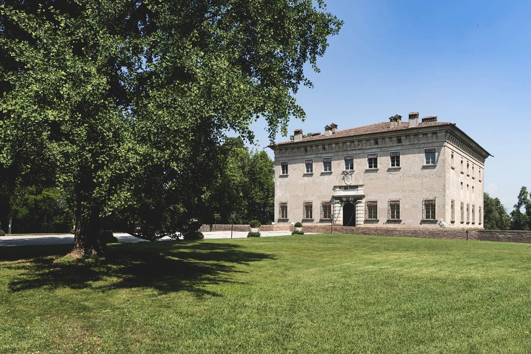francis-york-castello-avogadro-spada-renaissance-castle-near-lake-garda-italy-3.jpg