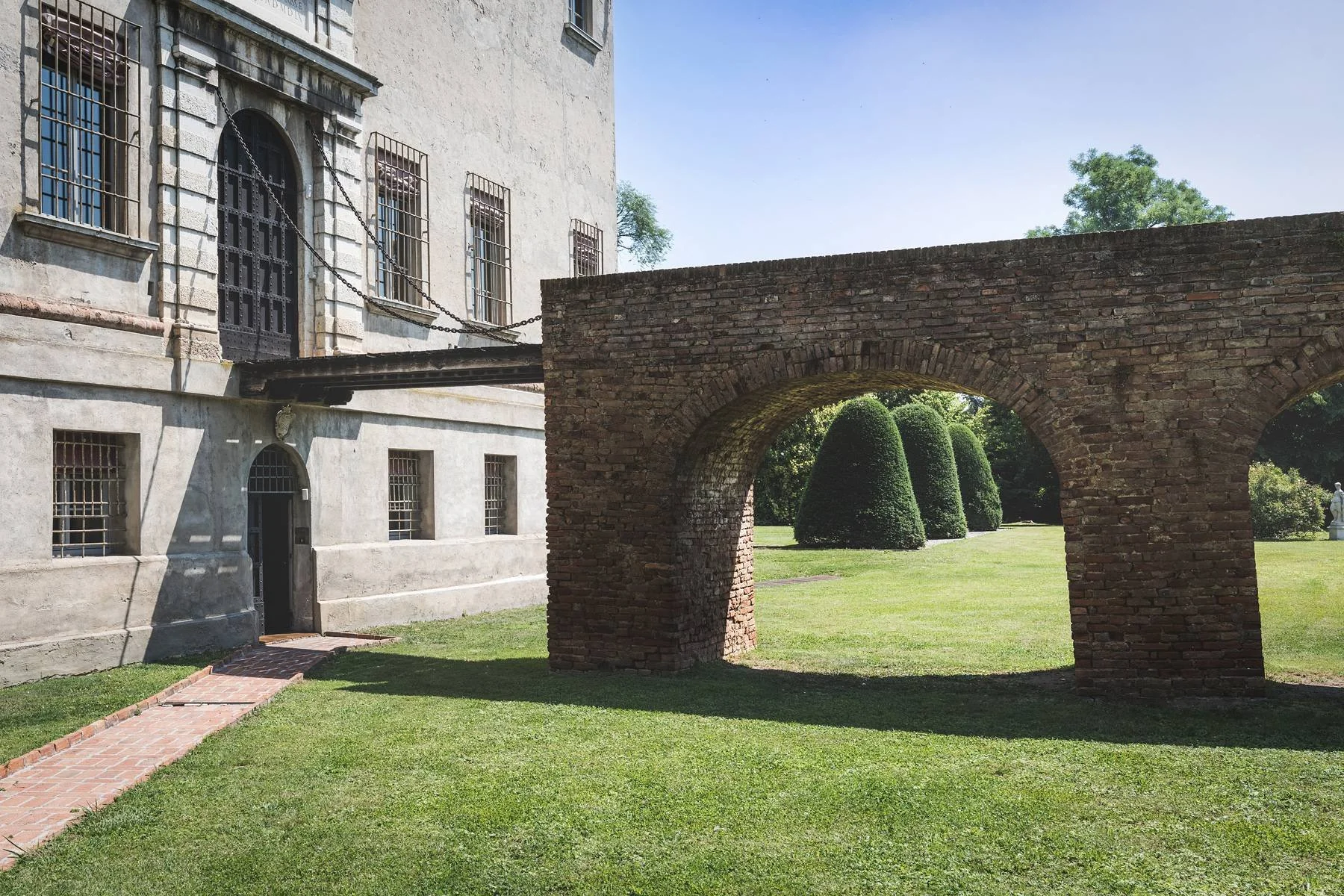 francis-york-castello-avogadro-spada-renaissance-castle-near-lake-garda-italy-6.jpg