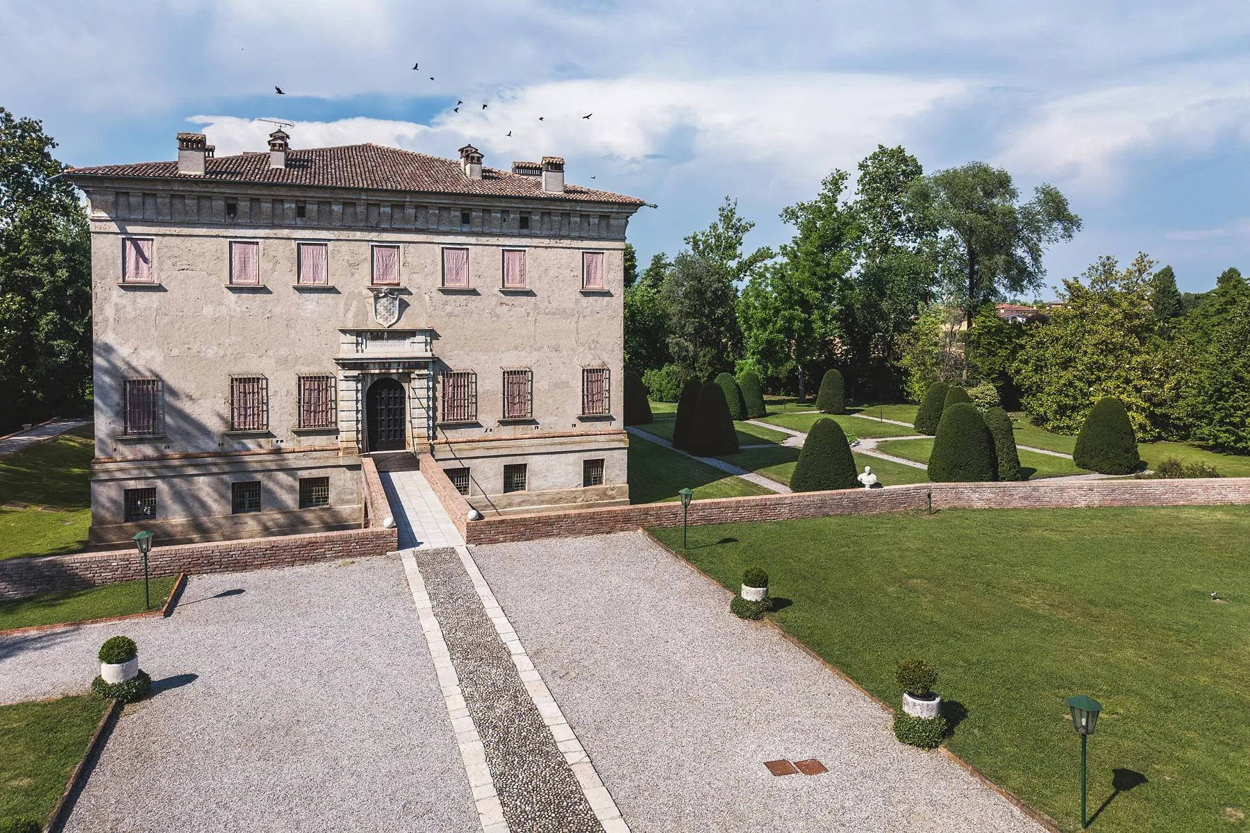 francis-york-castello-avogadro-spada-renaissance-castle-near-lake-garda-italy-19.jpg