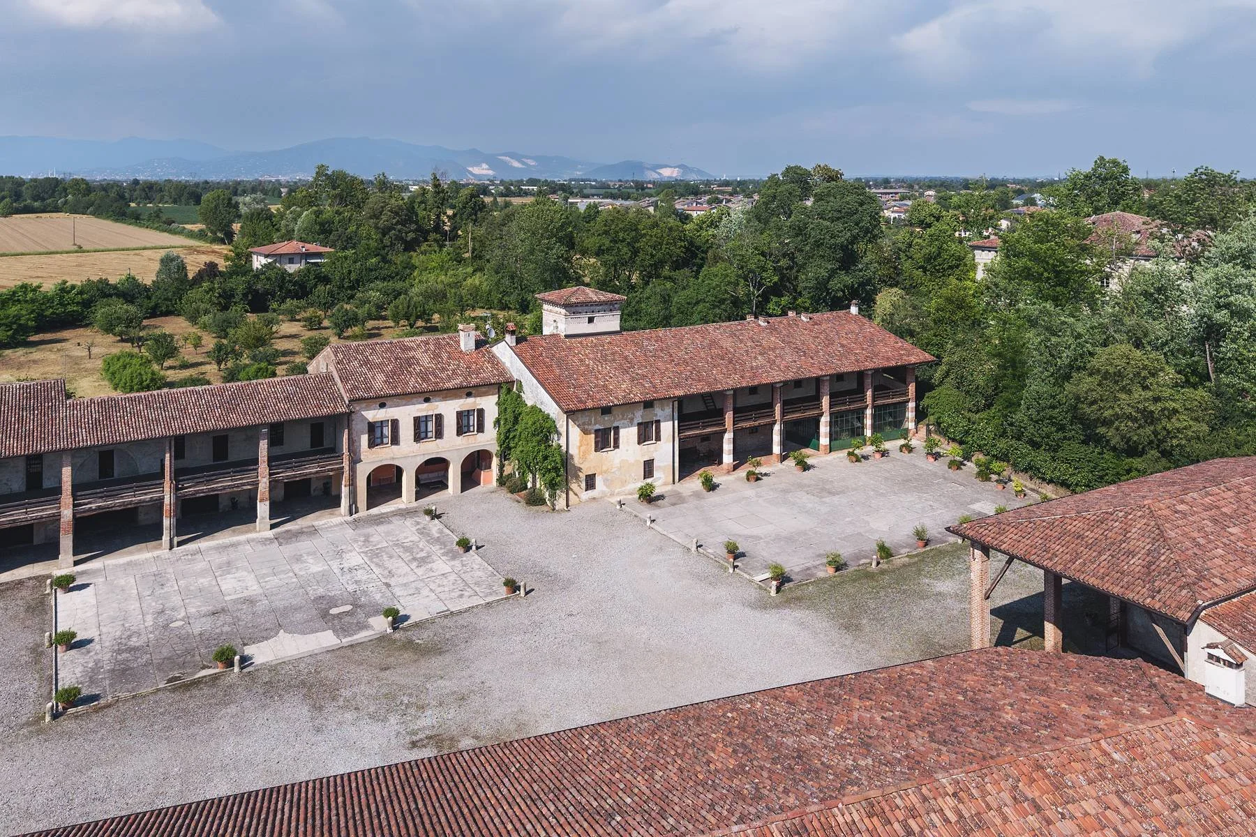 francis-york-castello-avogadro-spada-renaissance-castle-near-lake-garda-italy-21.jpg