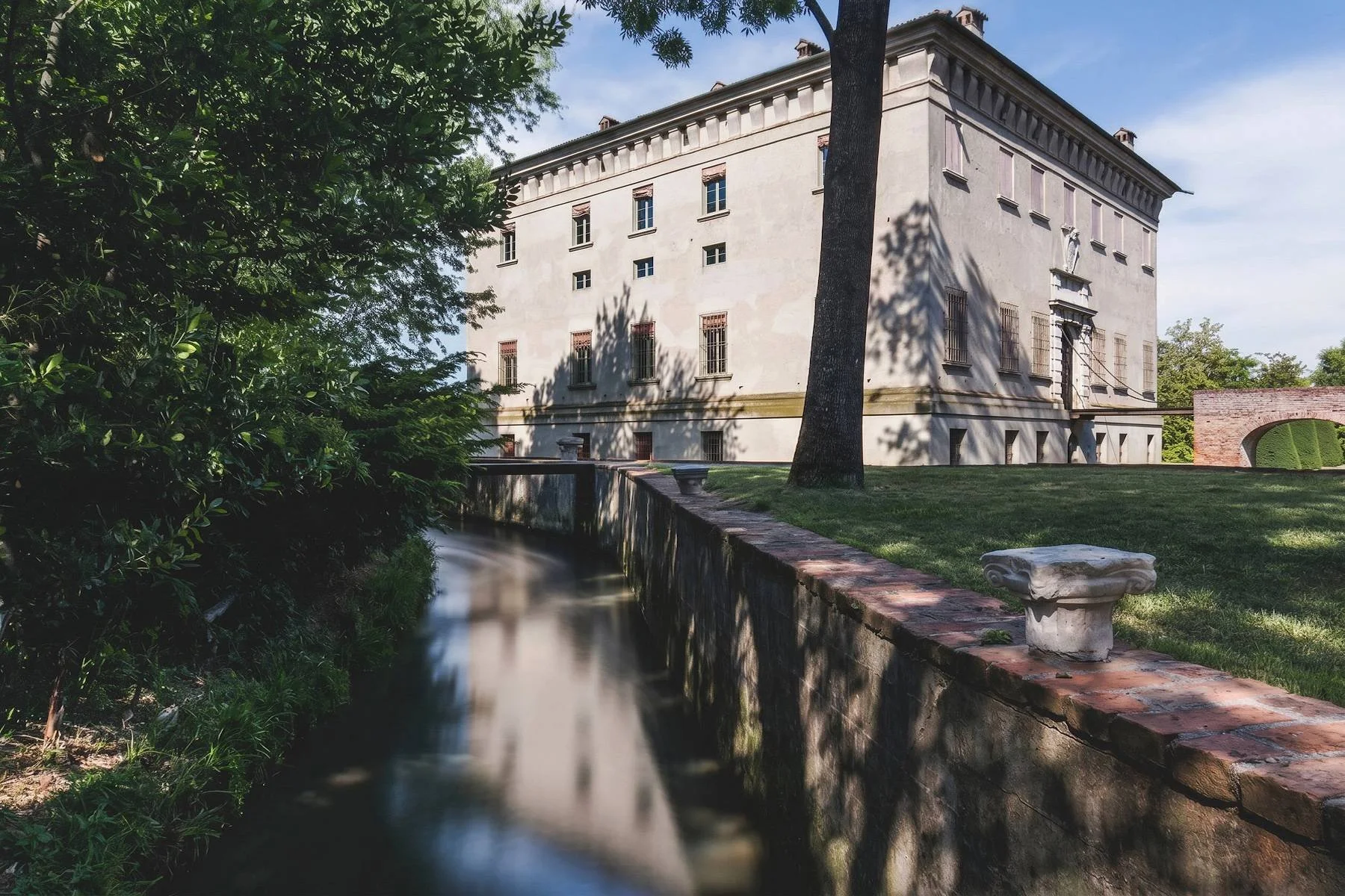 francis-york-castello-avogadro-spada-renaissance-castle-near-lake-garda-italy-22.jpg