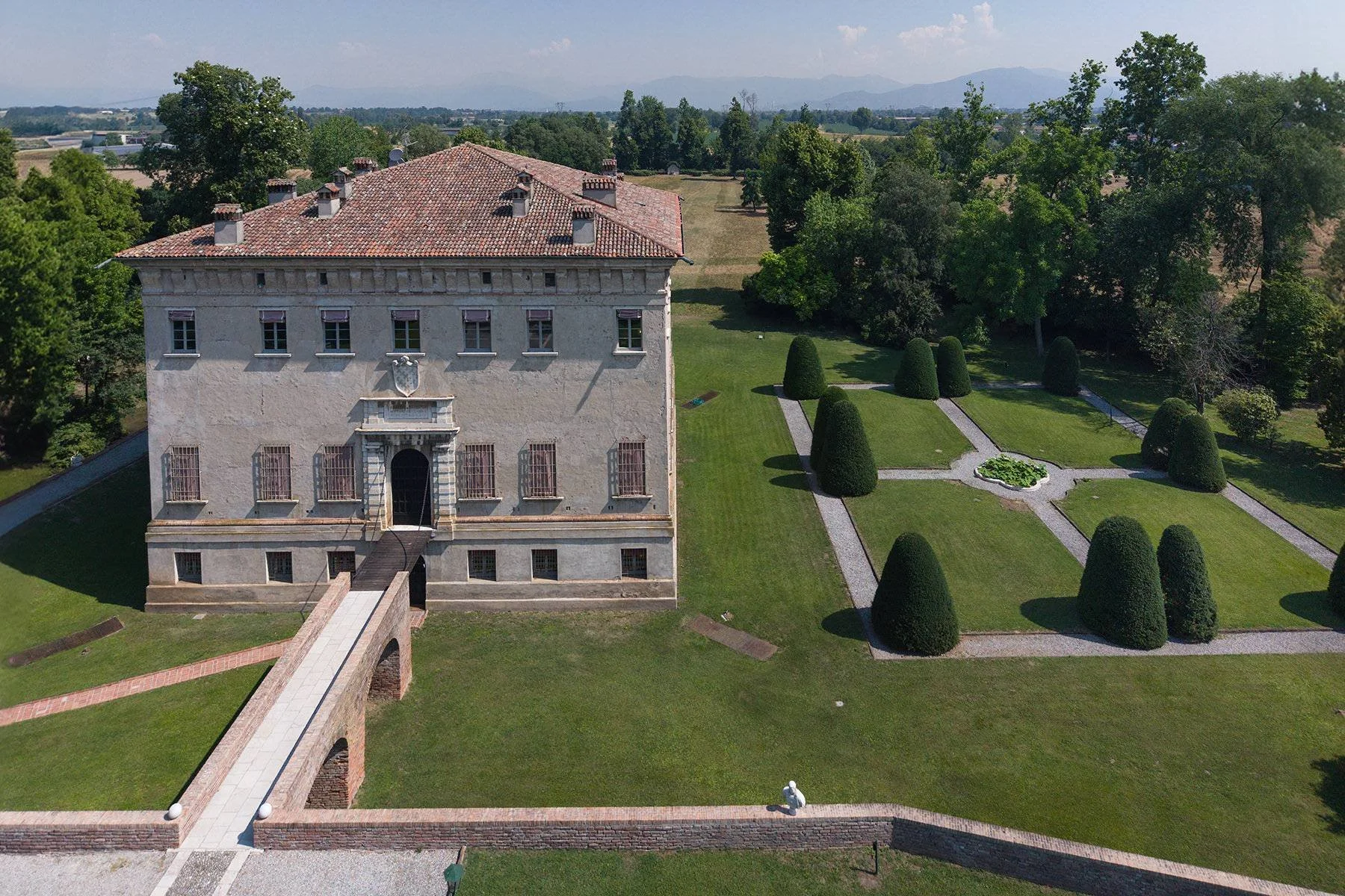 francis-york-castello-avogadro-spada-renaissance-castle-near-lake-garda-italy-23.jpg