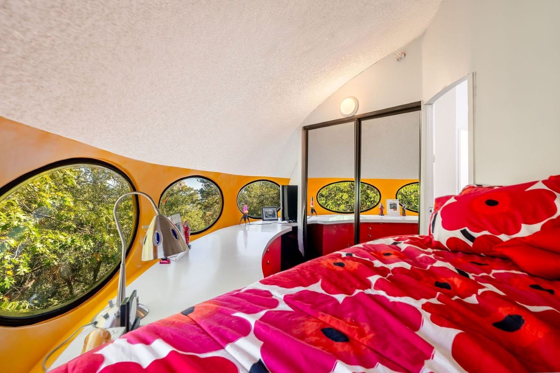 francis-york-donaldson-futuro-house-matti-suuronen-space-age-architecture-idyllwild-california-9.jpeg