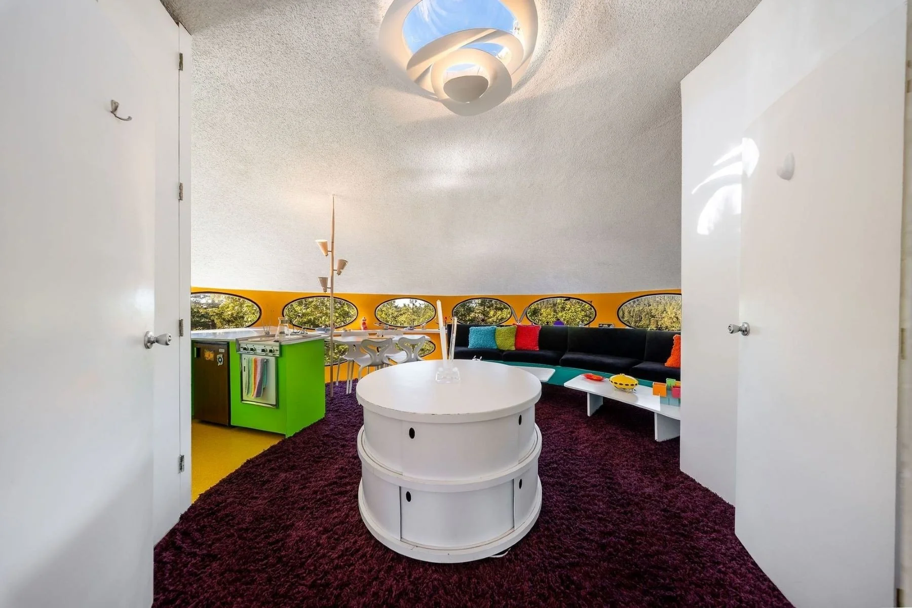 francis-york-donaldson-futuro-house-matti-suuronen-space-age-architecture-idyllwild-california-11.jpeg