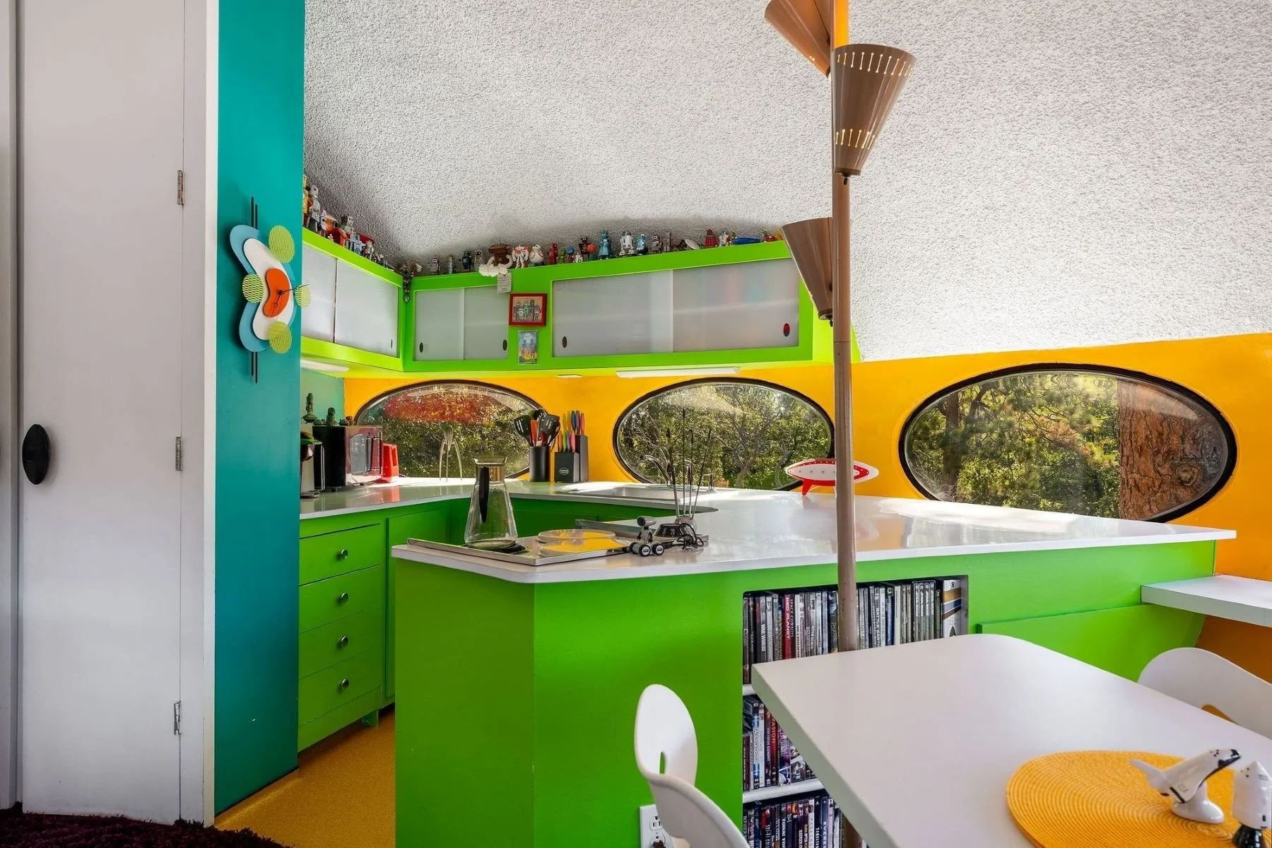 francis-york-donaldson-futuro-house-matti-suuronen-space-age-architecture-idyllwild-california-15.jpeg