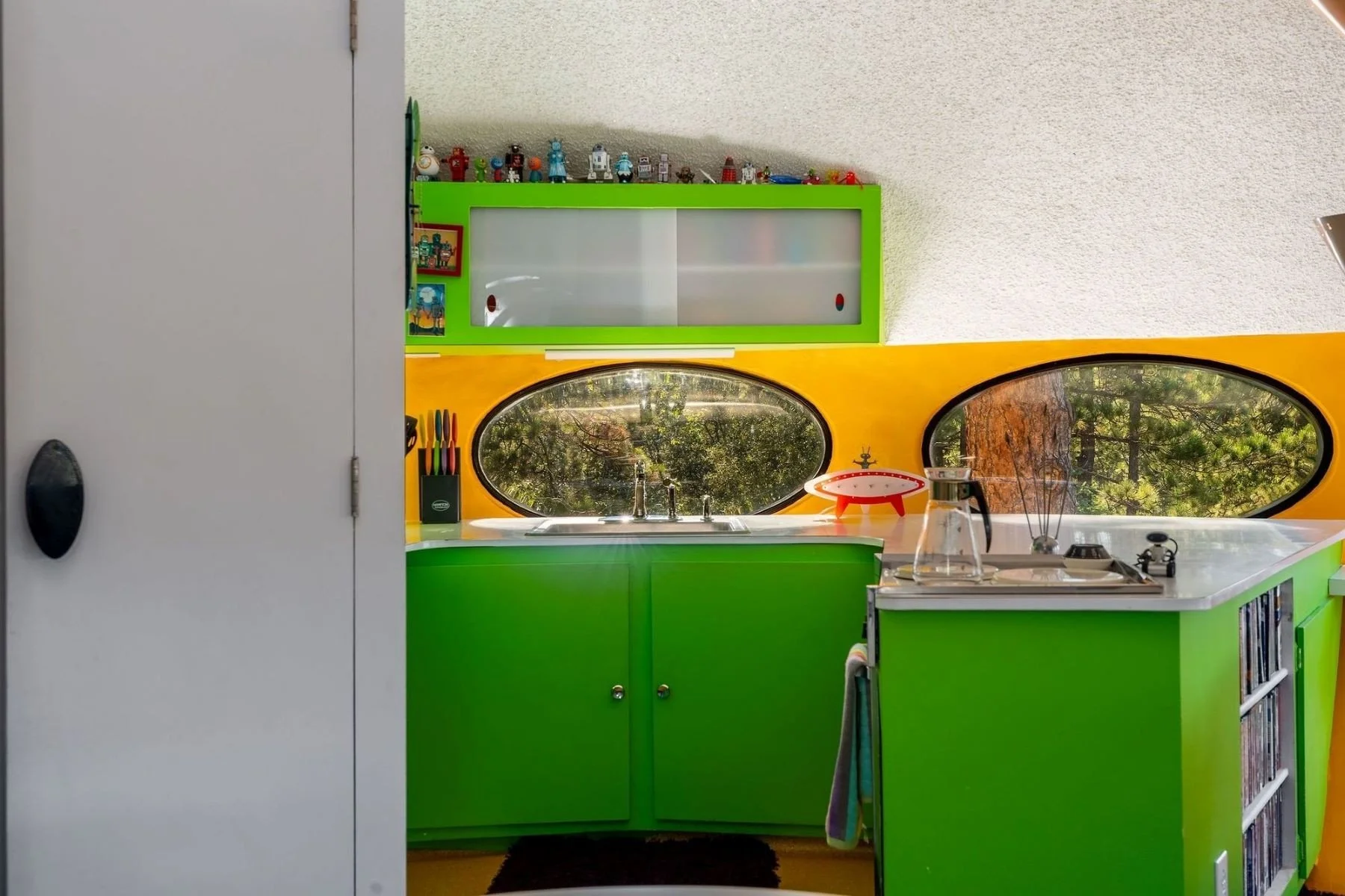 francis-york-donaldson-futuro-house-matti-suuronen-space-age-architecture-idyllwild-california-24.jpeg