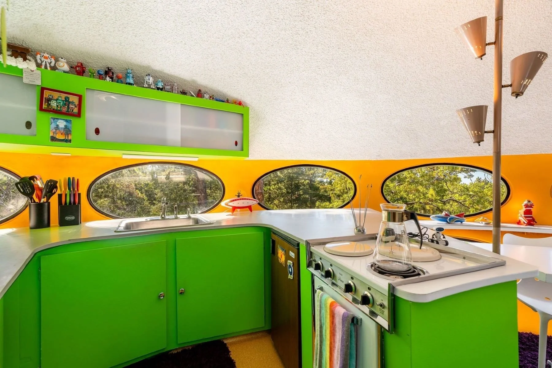 francis-york-donaldson-futuro-house-matti-suuronen-space-age-architecture-idyllwild-california-32.jpeg