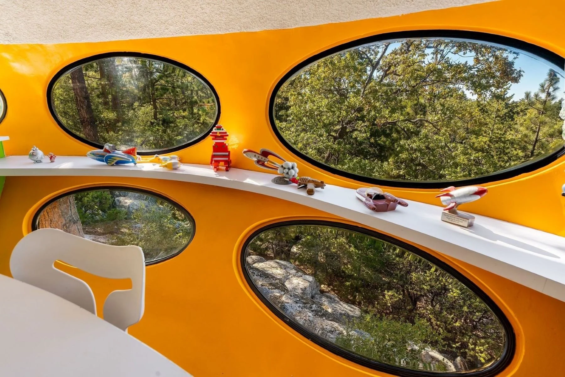 francis-york-donaldson-futuro-house-matti-suuronen-space-age-architecture-idyllwild-california-40.jpeg