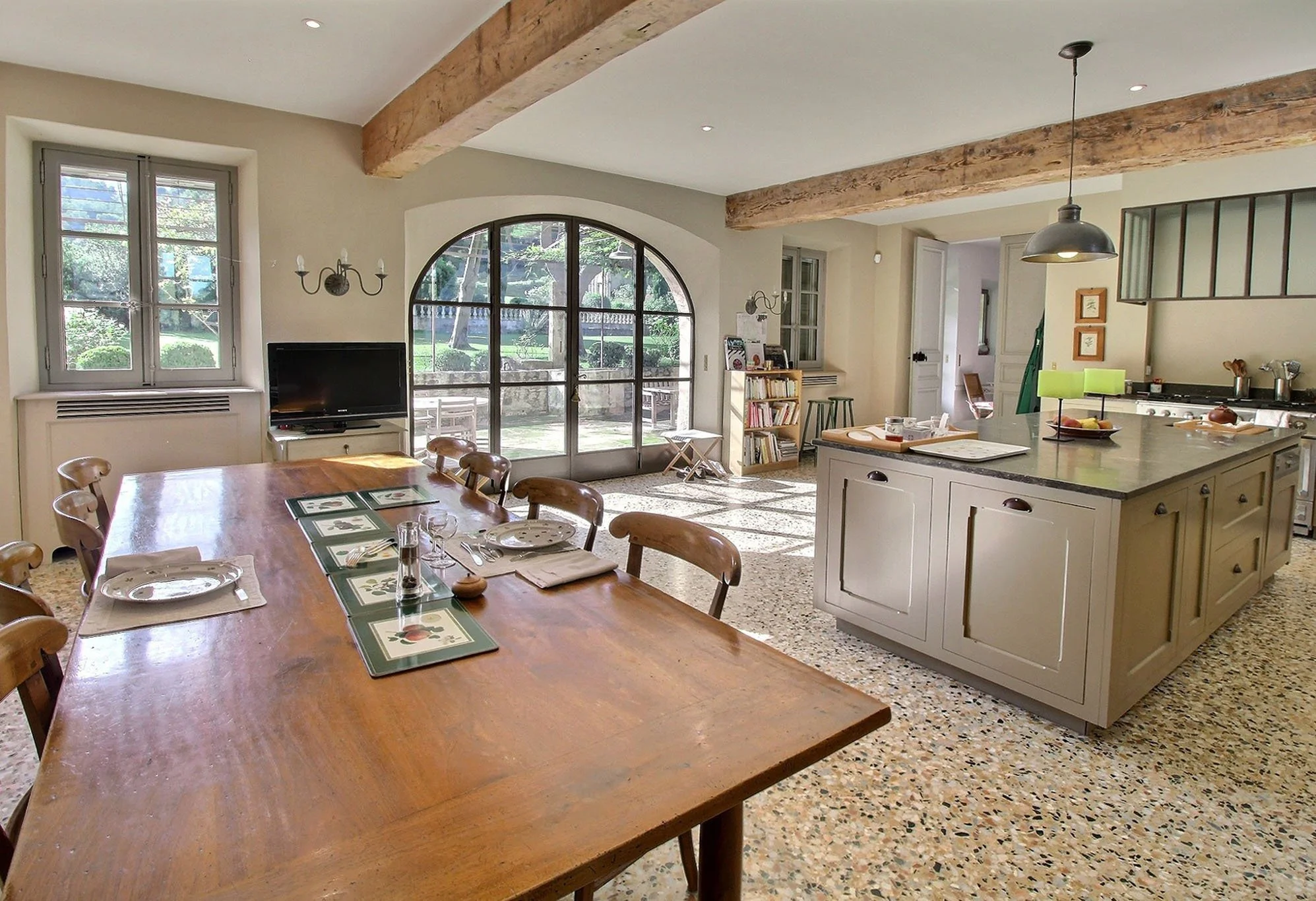 francis-york-18th-century-provencal-farmhouse-alpilles-saint-remy-de-provence-16.jpg