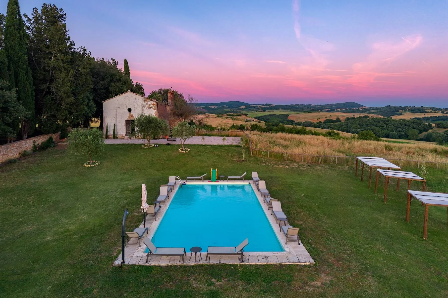 francis-york-medieval-villa-753-acre-wine-estate-tuscany-italy-10.jpg
