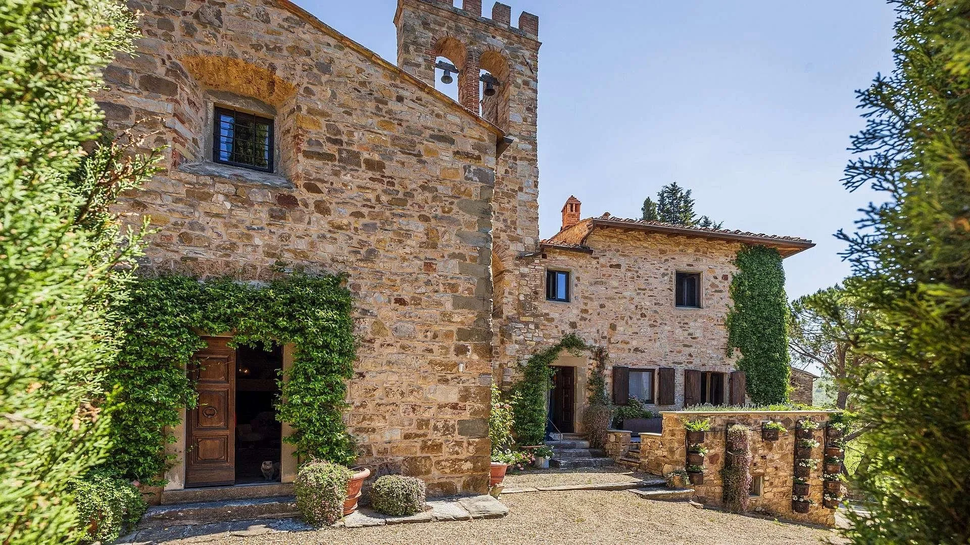francis-york-castello-di-monterinaldi-tuscan-fortress-chianti-classico-radda-in-chianti-italy-10.jpg