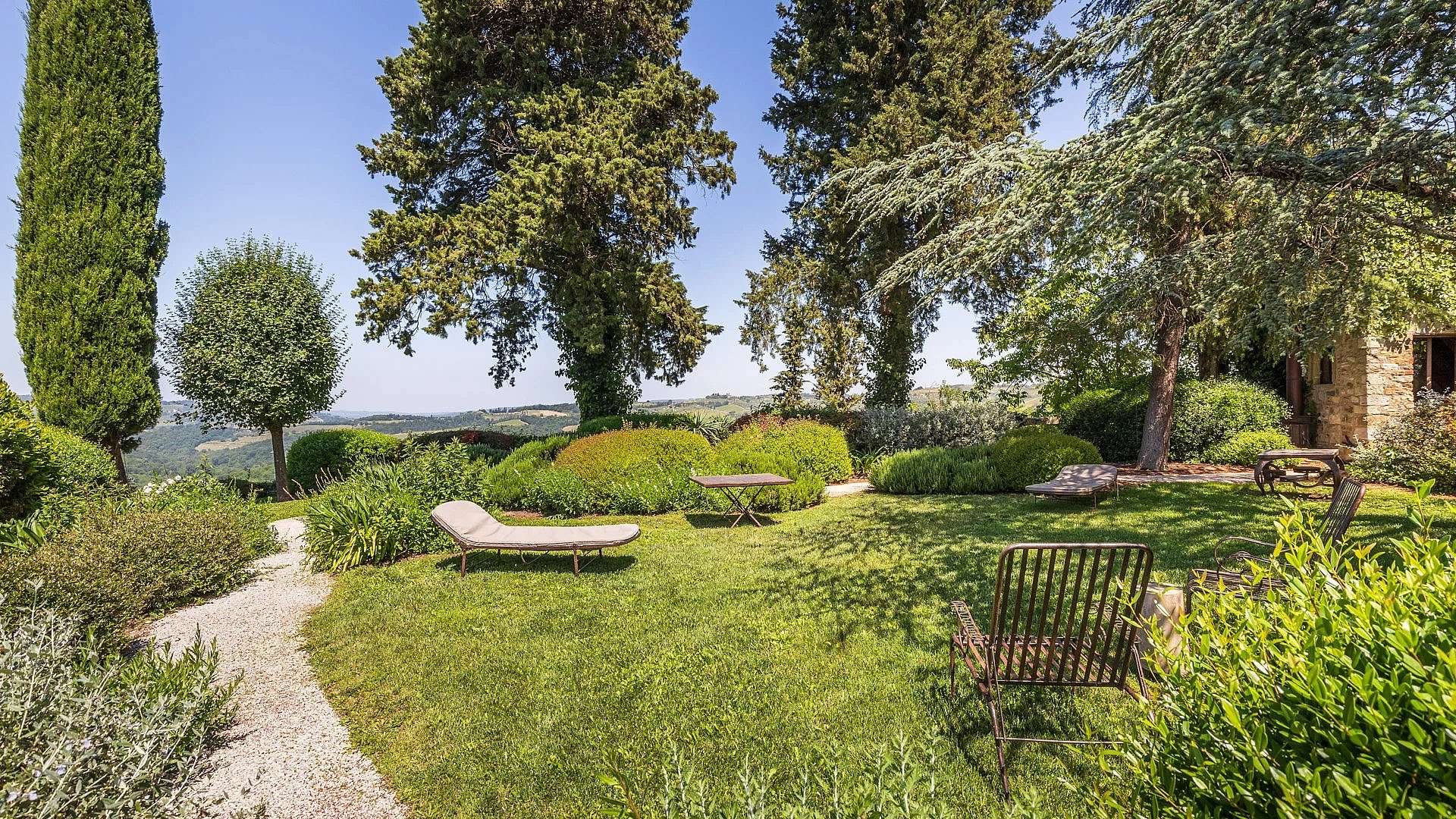 francis-york-castello-di-monterinaldi-tuscan-fortress-chianti-classico-radda-in-chianti-italy-34.jpg