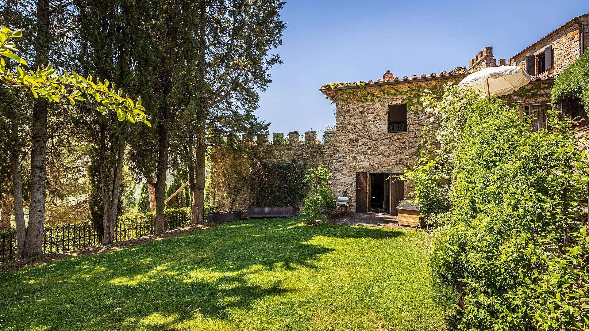 francis-york-castello-di-monterinaldi-tuscan-fortress-chianti-classico-radda-in-chianti-italy-44.jpg