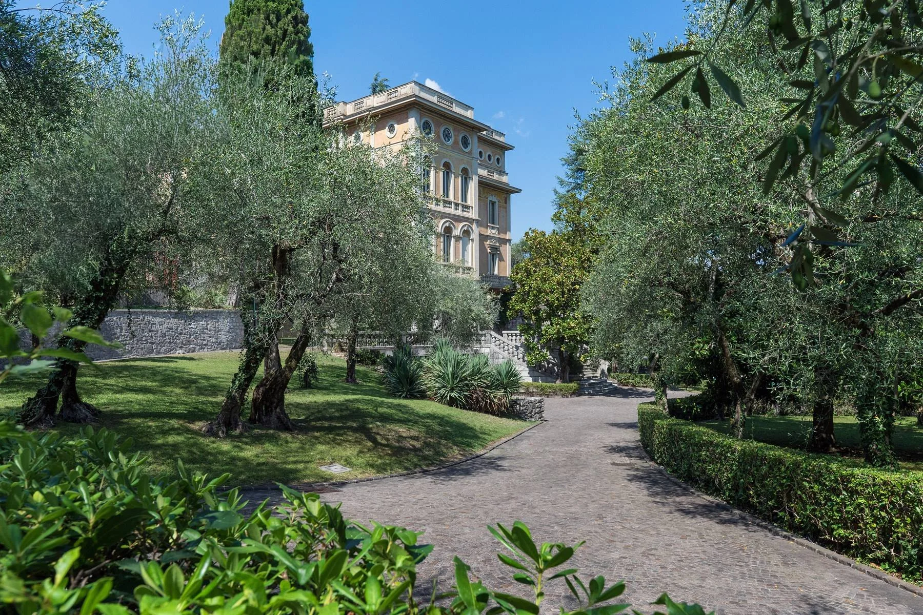 francis-york-lake-garda-villa-20.jpg