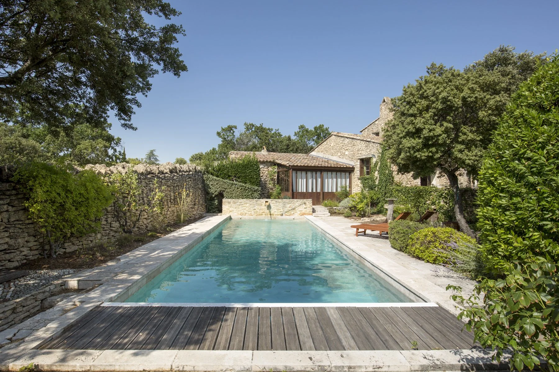 charming-stone-house-in-the-provencal-village-of-gordes-france