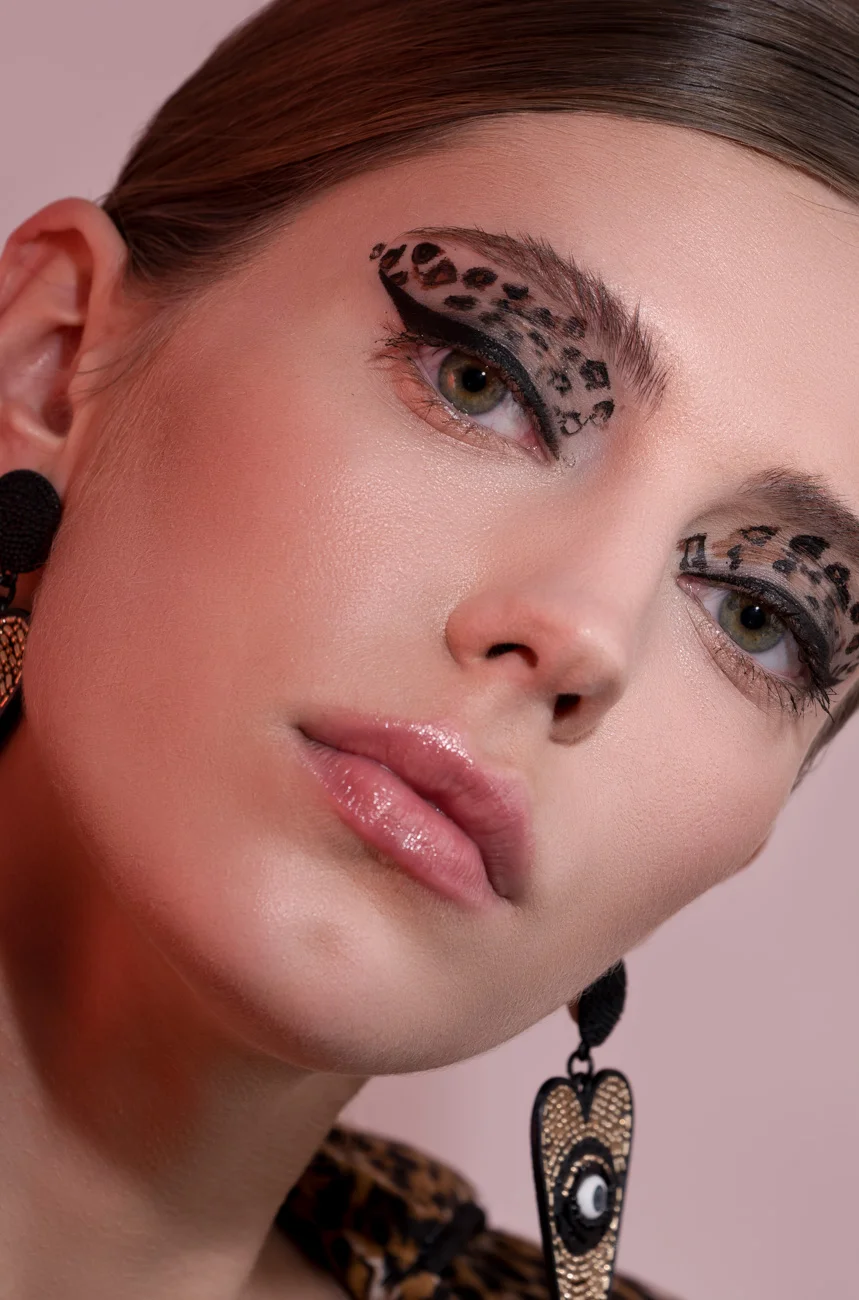 Earrings h&m, Suit milkiss design, Foundation estee lauder, Blush nyx, Eyes inglot liner, Eyebrows sephora
