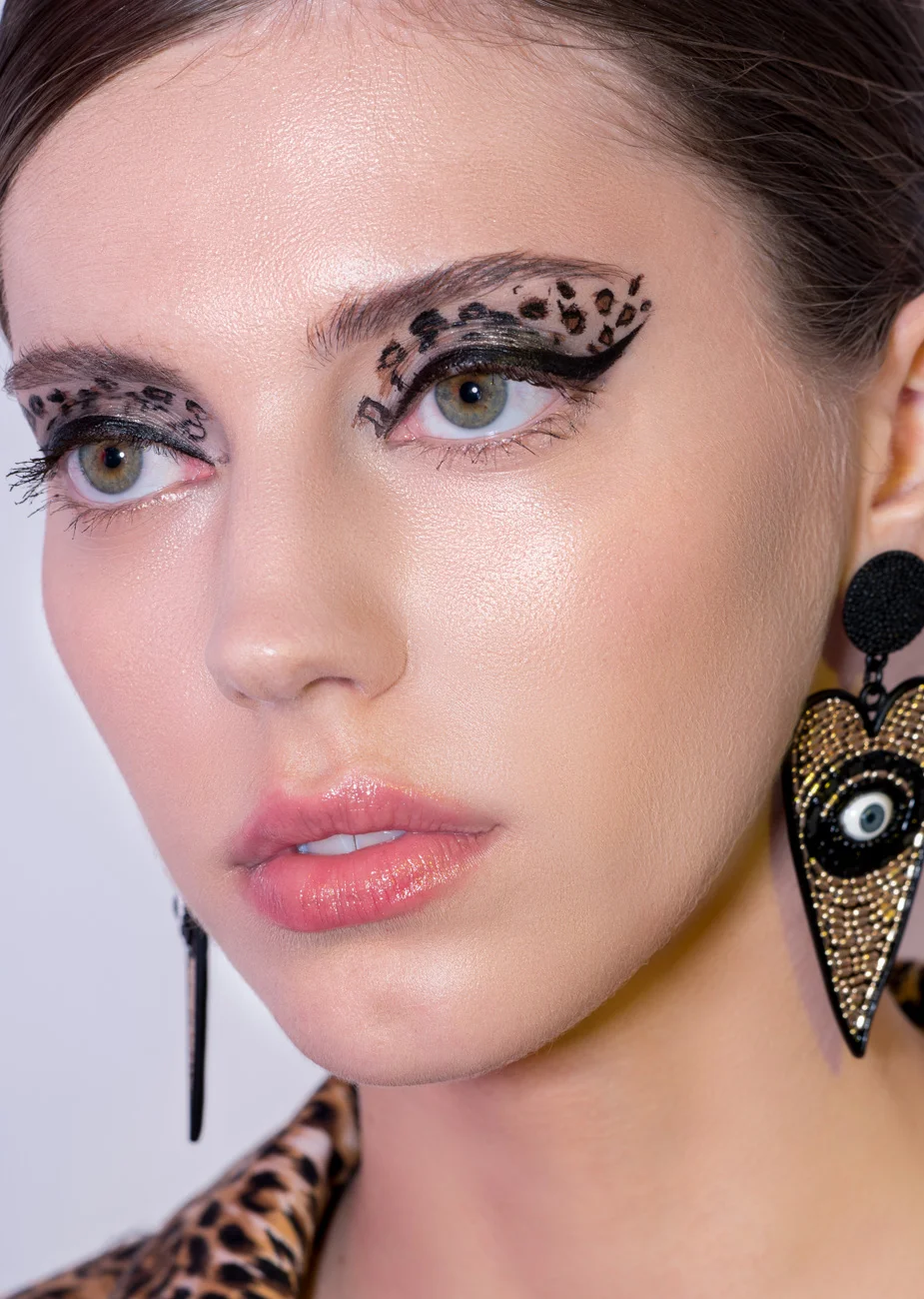 Earrings h&m, Suit milkiss design, Foundation estee lauder, Blush nyx, Eyes inglot liner, Eyebrows sephora