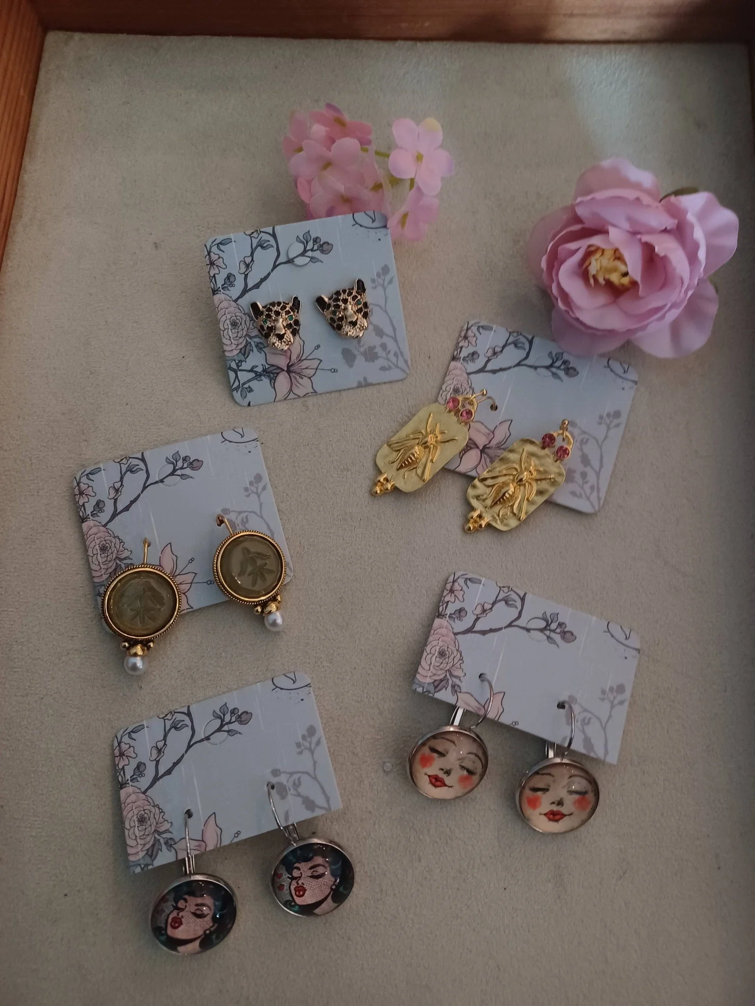 Earrings 