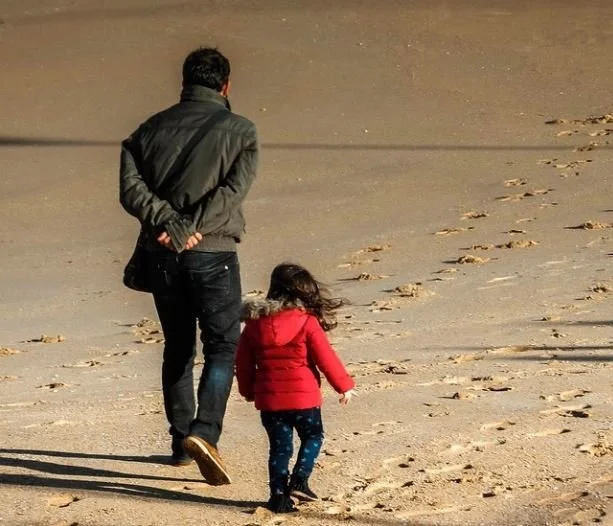 父親開車跟後頭，女兒鬧彆扭生氣