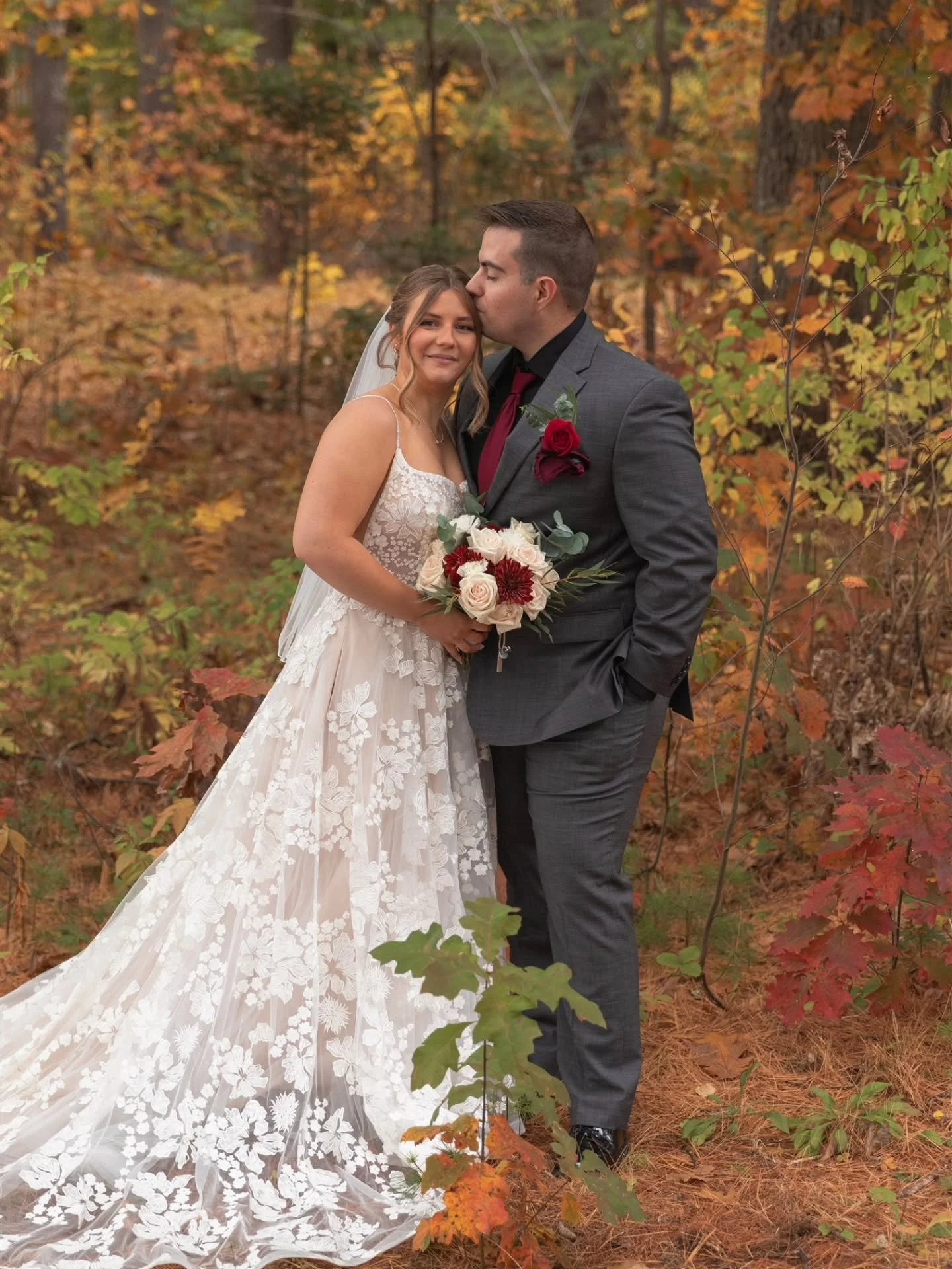 There&rsquo;s something about fall in Maine that just feels right for a wedding day.

The light is soft, the air is crisp, and every color outside feels alive.

This day was full of emotion, laughter, and beautiful scenery at every turn.

Maine truly