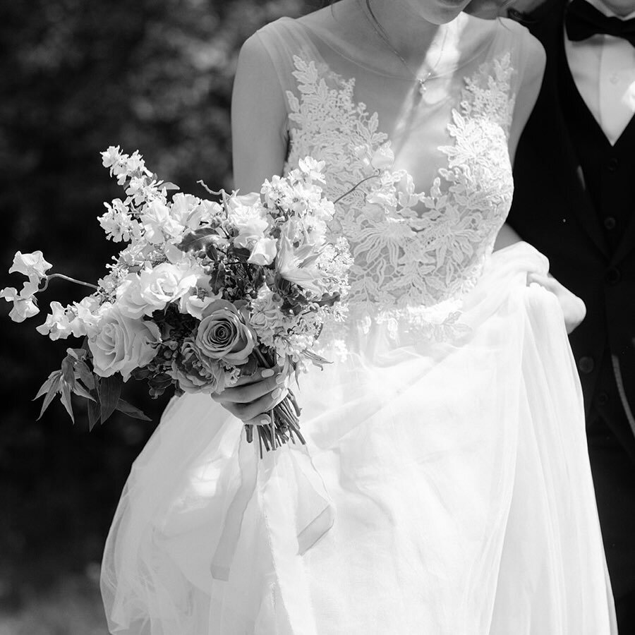 Embracing the timeless elegance of black and white photography. Every shade, every contrast tells a story that transcends color
.
@_melissasung 
@atelier_josephine 
@ssweddingevent
@felichiabridal