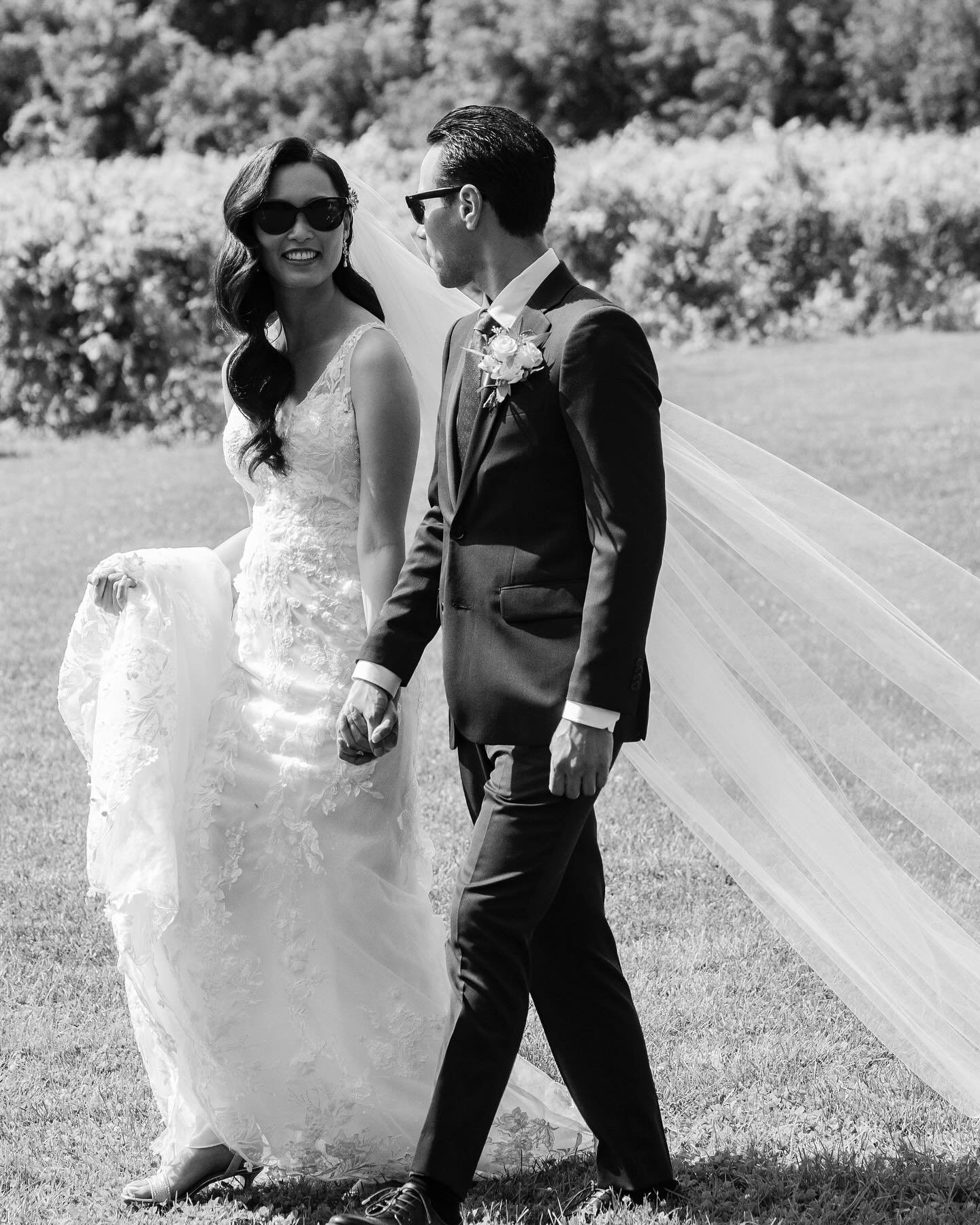 Black and white photo beautifully captures the true essence and authenticity of love
.
@hollandmarshwineries 
@loveforeverstudio 
@narrator_studio 
@windy.chiu 
@countrylaneflorals