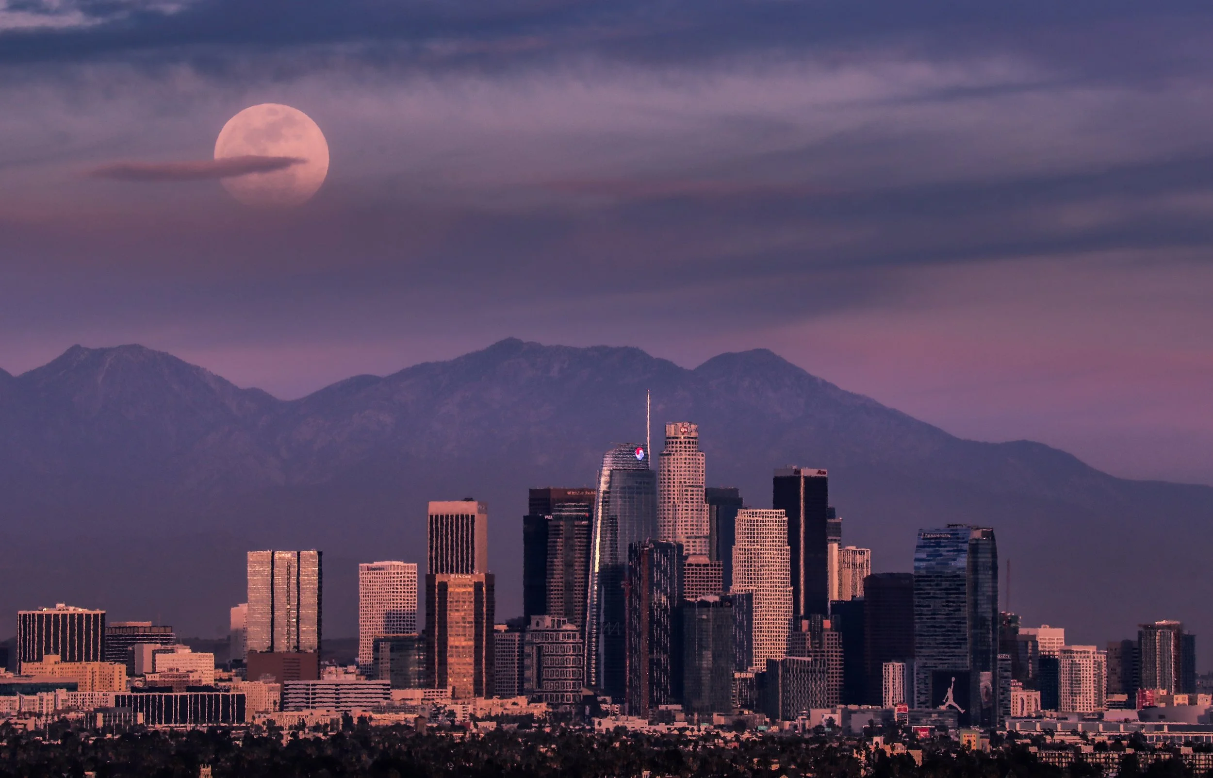  Michael Watkins/ TwoVivid Photography  Super Moon rising over Down Town Los Angeles. 