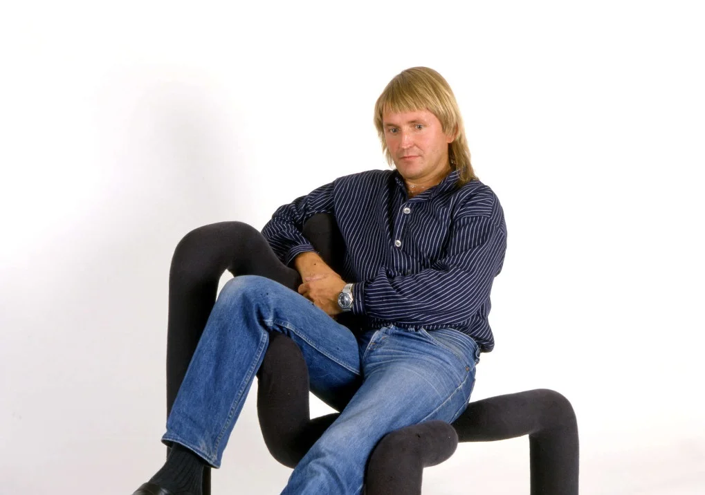 Designer Terje Ekstøm sittende i sin ikoniske stol en gang på åttitallet.