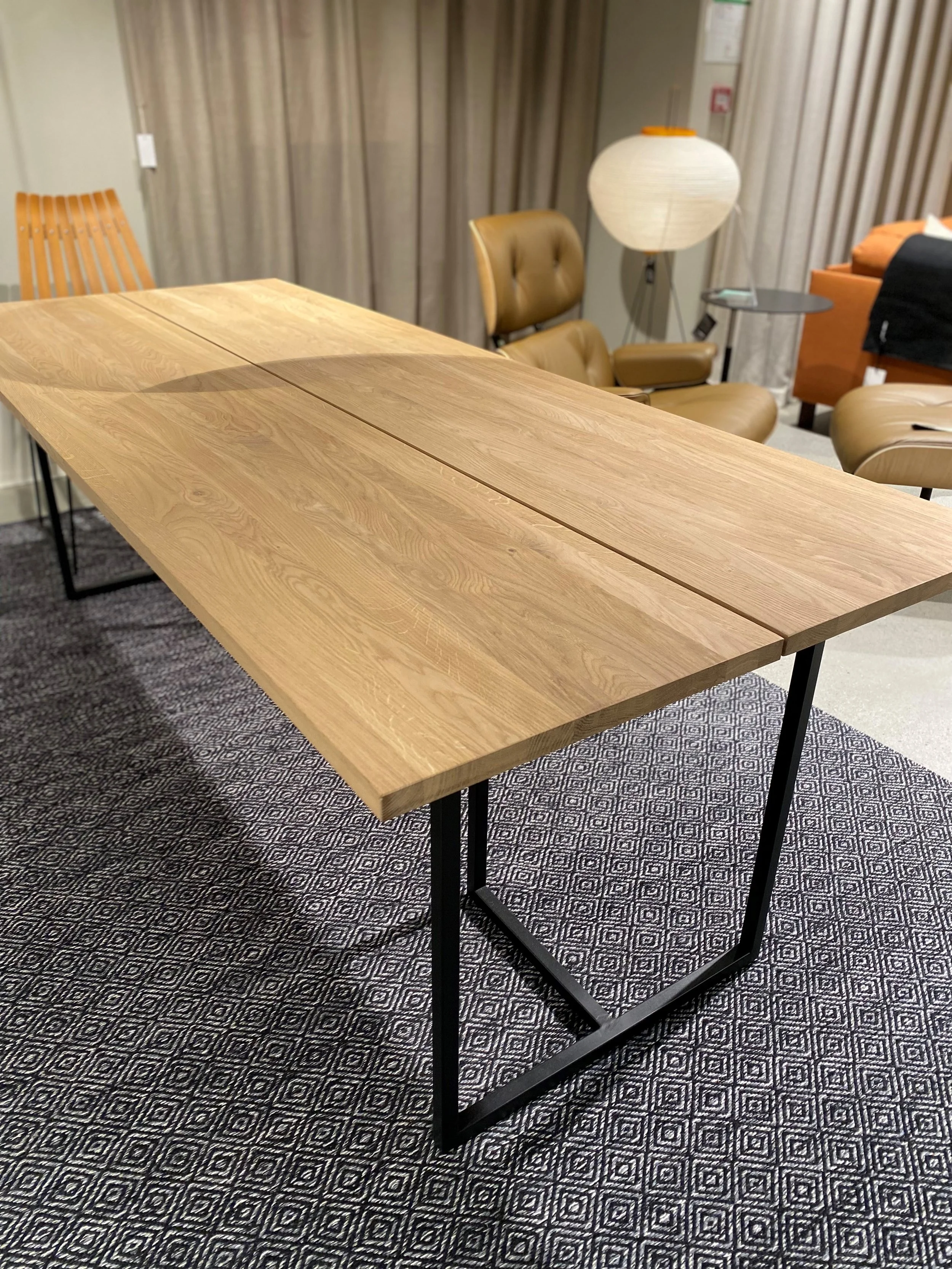 SOLGT - T-bord i hvitoljet eik