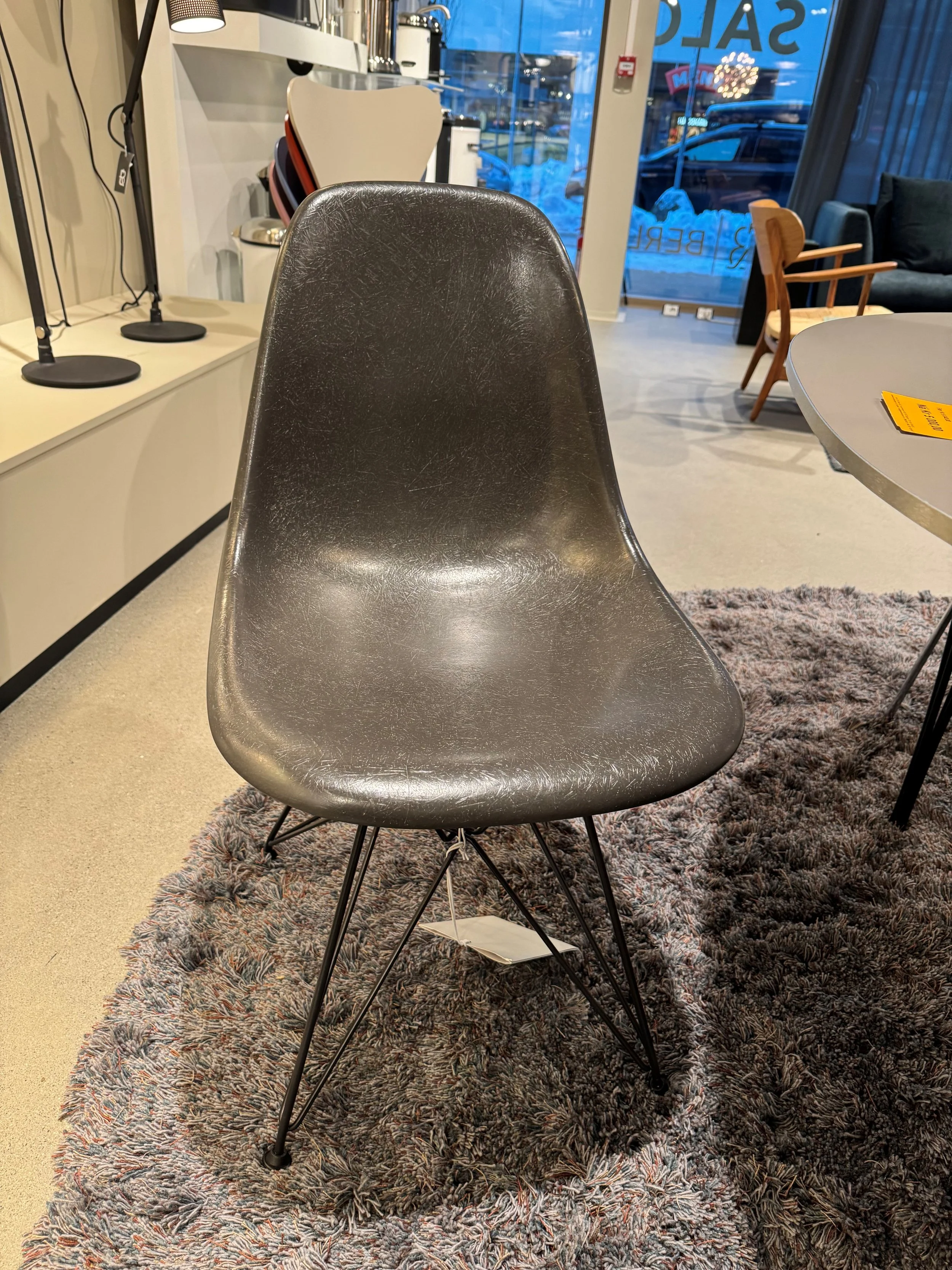 NÅ: 5.000,- Eames Fiberglass chair