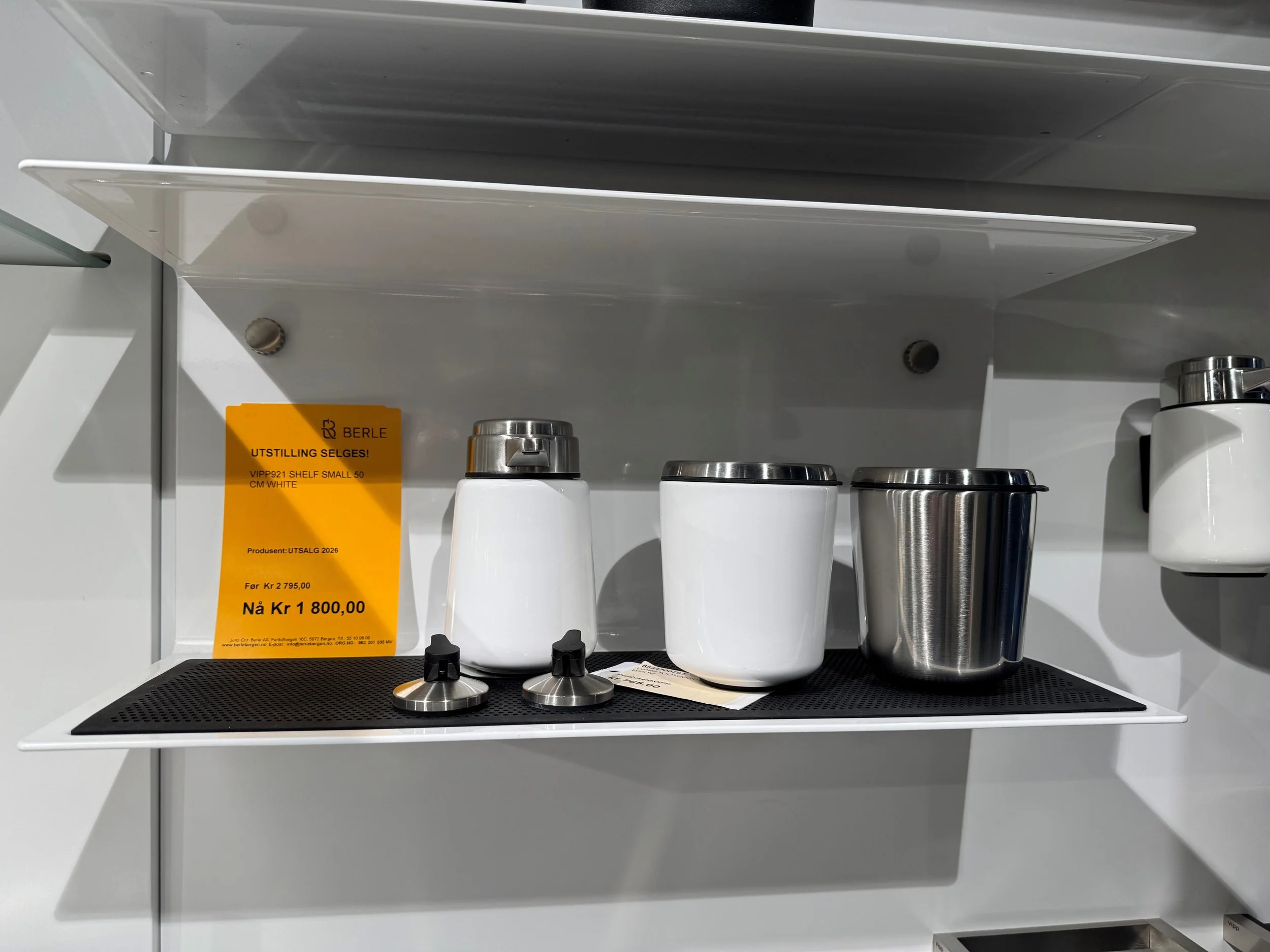 NÅ: 1.800,- Vipp921 Shelf 50cm hvit