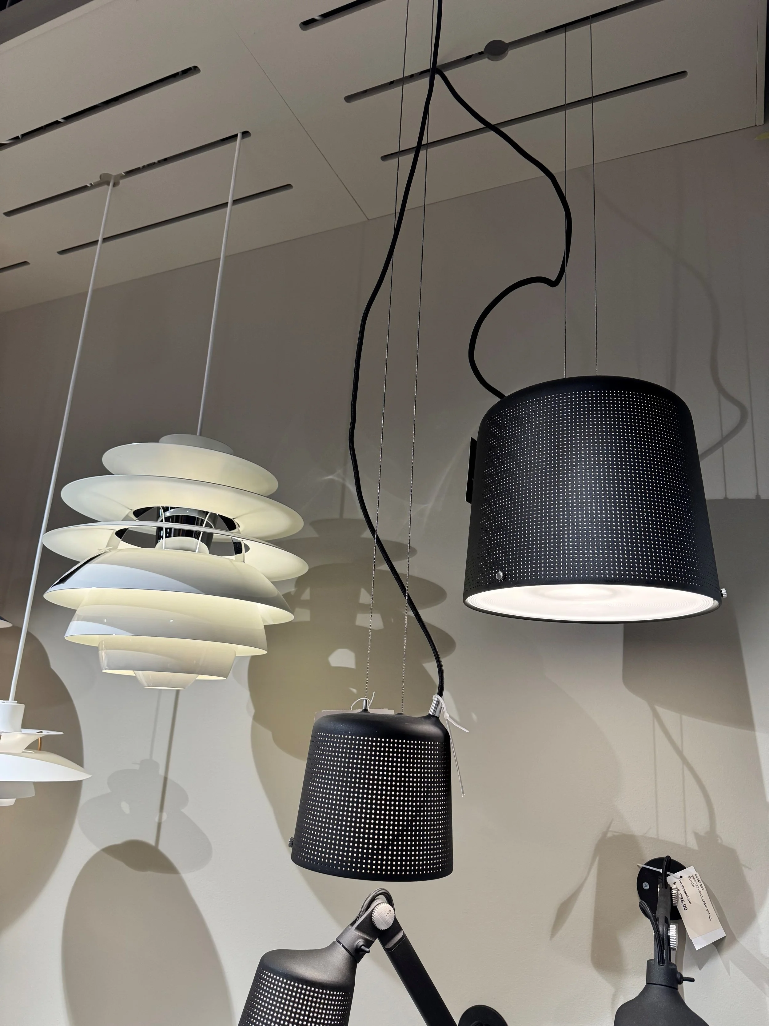 NÅ: 2.450,- Vipp528 Pendant small Black