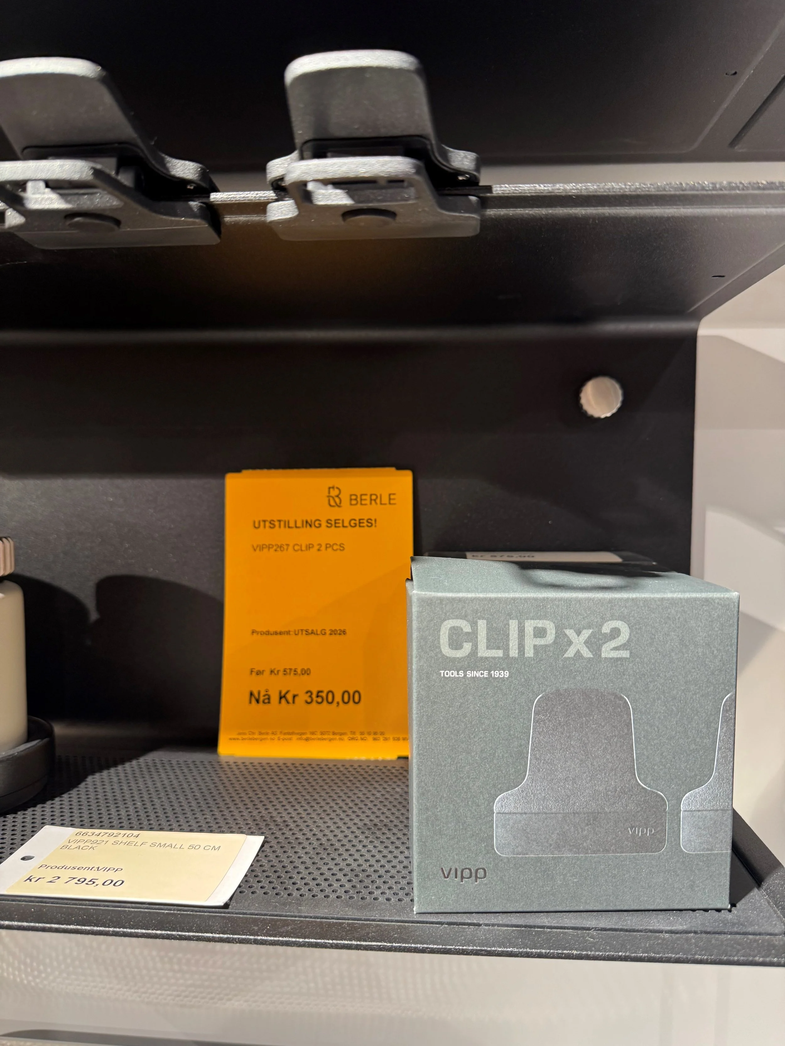 NÅ: 350,- Vipp267 Clip 2pcs.