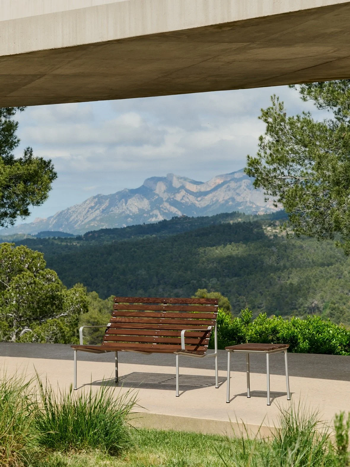 Traverse Dining Bench w. arm heat treated oiled ash_Traverse Stool heat treated oiled ash.jpg