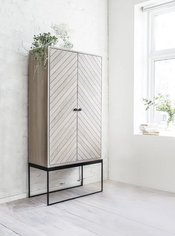 1K_Dis_cabinet_skap_01_yggoglyng.jpg