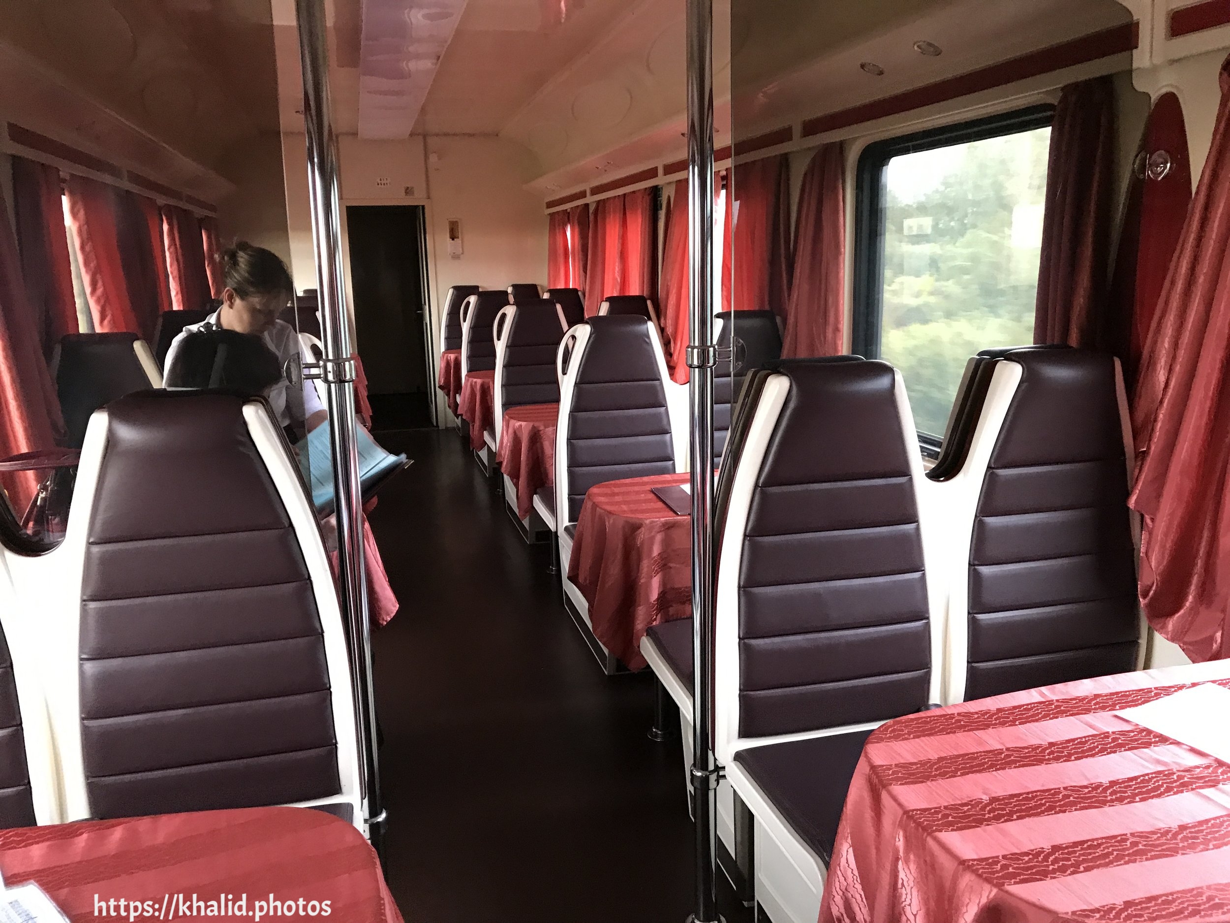 مطعم مقصورة الدرجة الأولى في قطار رقم ٢