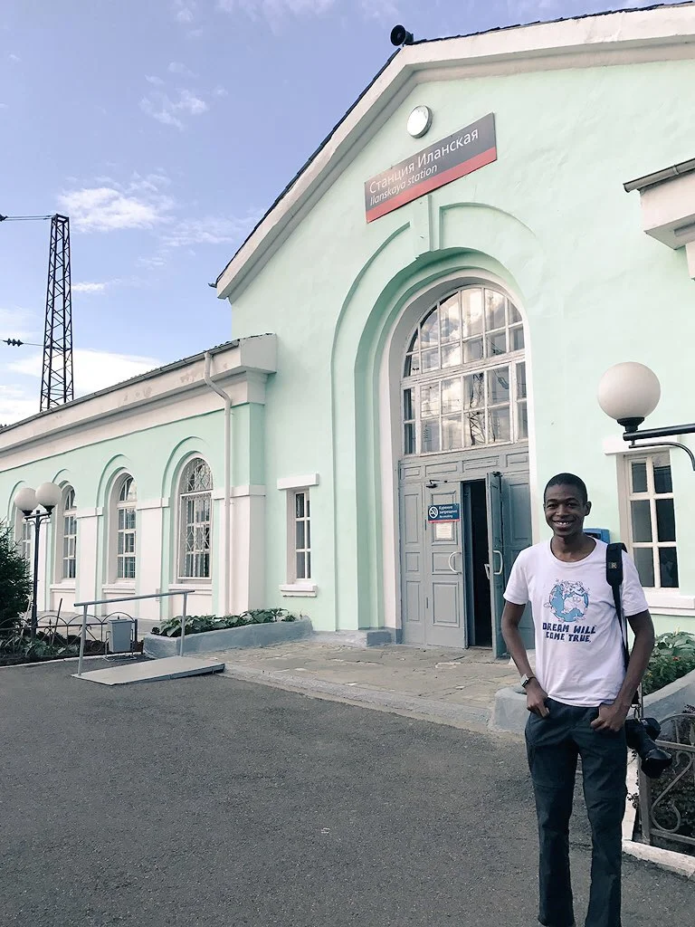 التصوير بجانب اسم المحطة