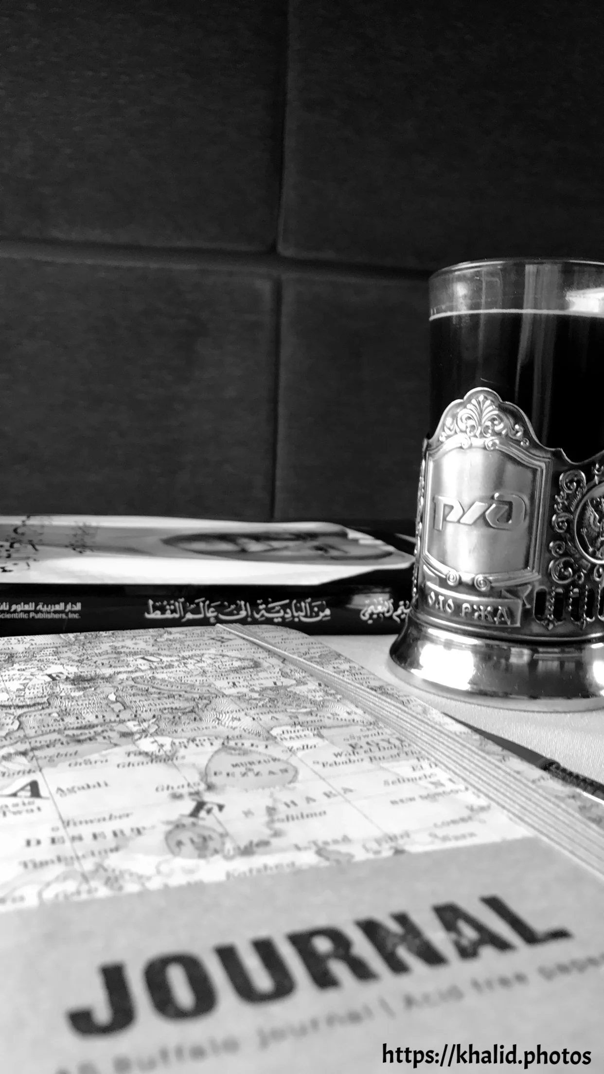 قهوة وكتاب ومفكرة
