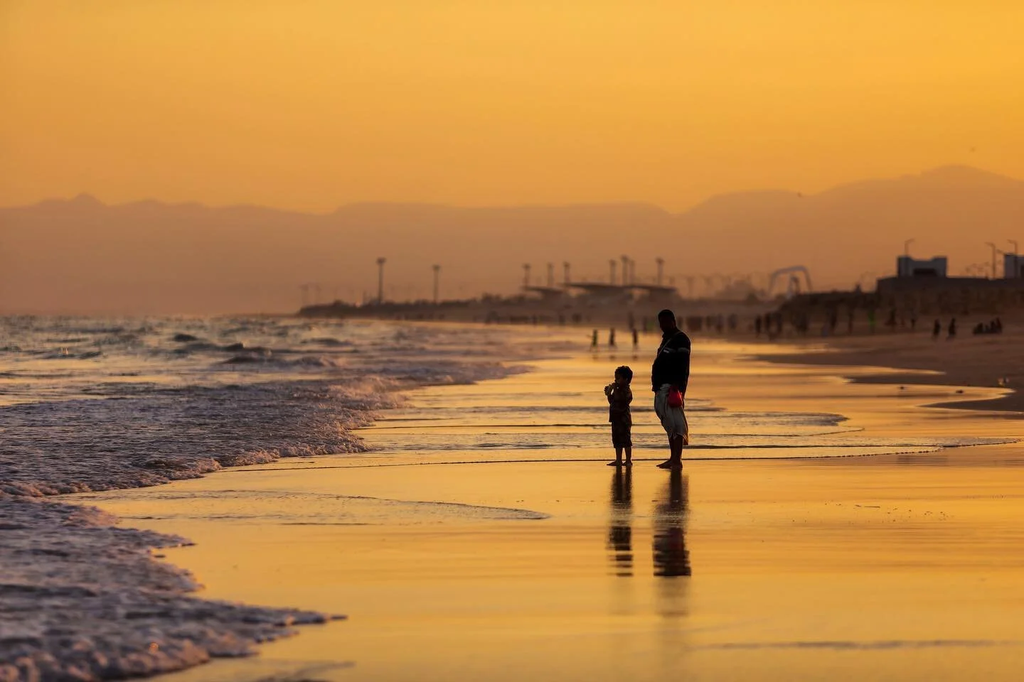 اليمن السعيد.. سعيد،، رغم الحرب،، ورغم الظروف. 
صورة لأب وإبنه يتأملون جمال الغروب الرائع في مدينة المكلا، محافظة حضرموت ❤️🇾🇪