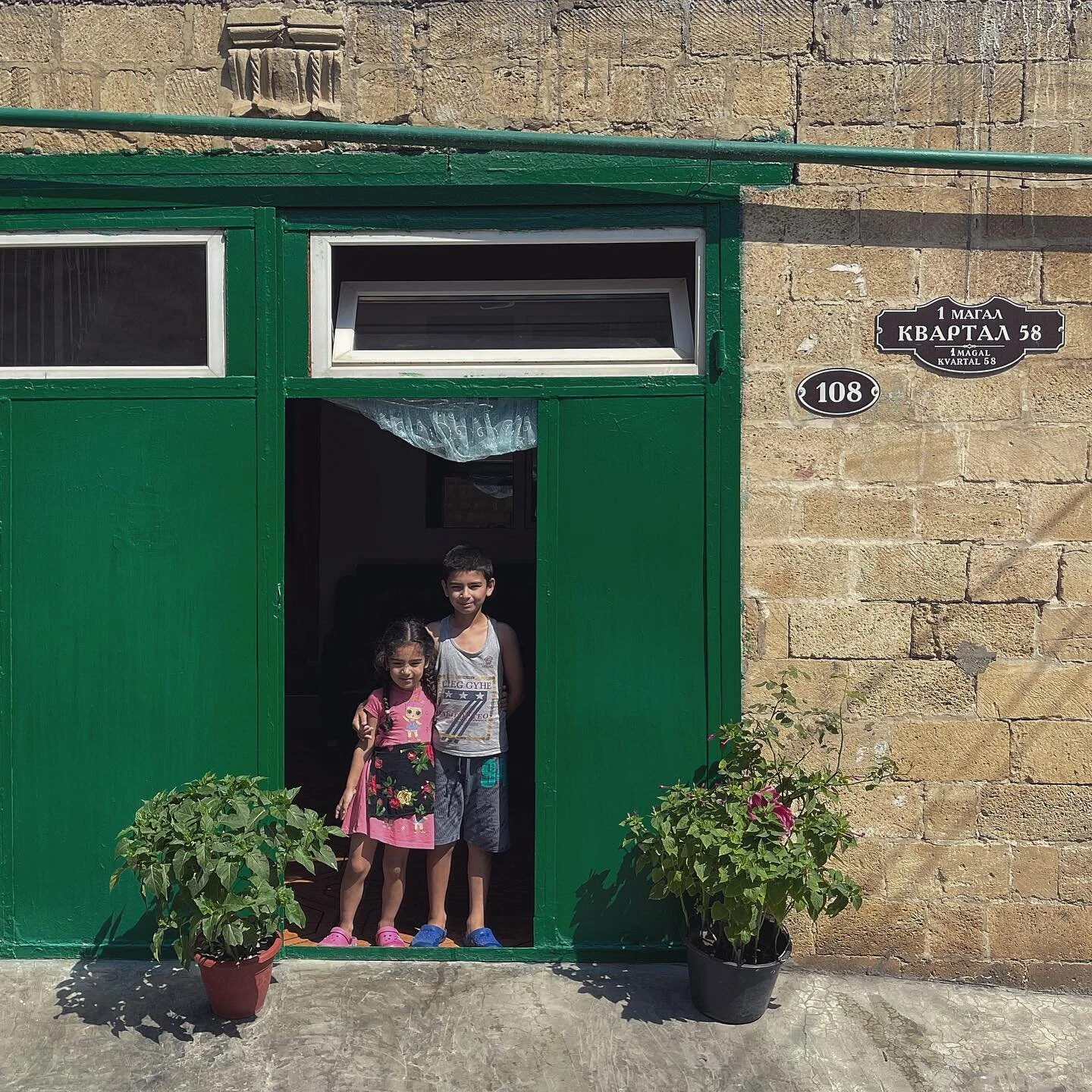 أسافر هذه الأيام في روسيا الاتحادية، وتحديدا بين مدن وقرى جمهورية داغستان، صباح اليوم، كنت أتجول في مدينة اسمها دربند، مدينة يزيد عمرها عن ٥٠٠٠ عام، وهي أقدم مدينة في روسيا، تُمسى باب الأبواب، منازلها وشوارعها من حجر عتيق، ليست إسمنتية كحال المدن الح