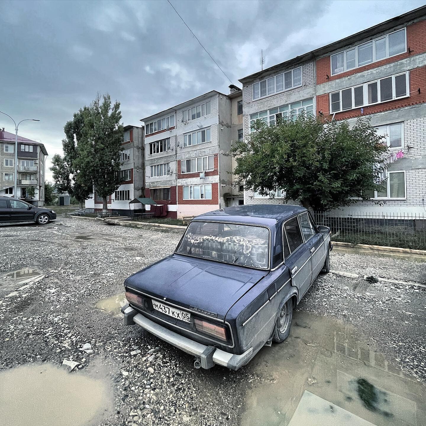 سيارة سوفييتية تقف أمام مبنى يعود لزمن الإتحاد السوفييتي 
#داغستان #روسيا
#dagestan #russia #Дагестан #россия
