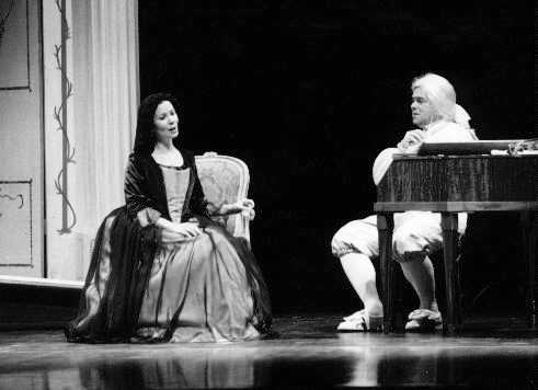Maria Jette als Constanze; Robert Moore als Mozarts Geist