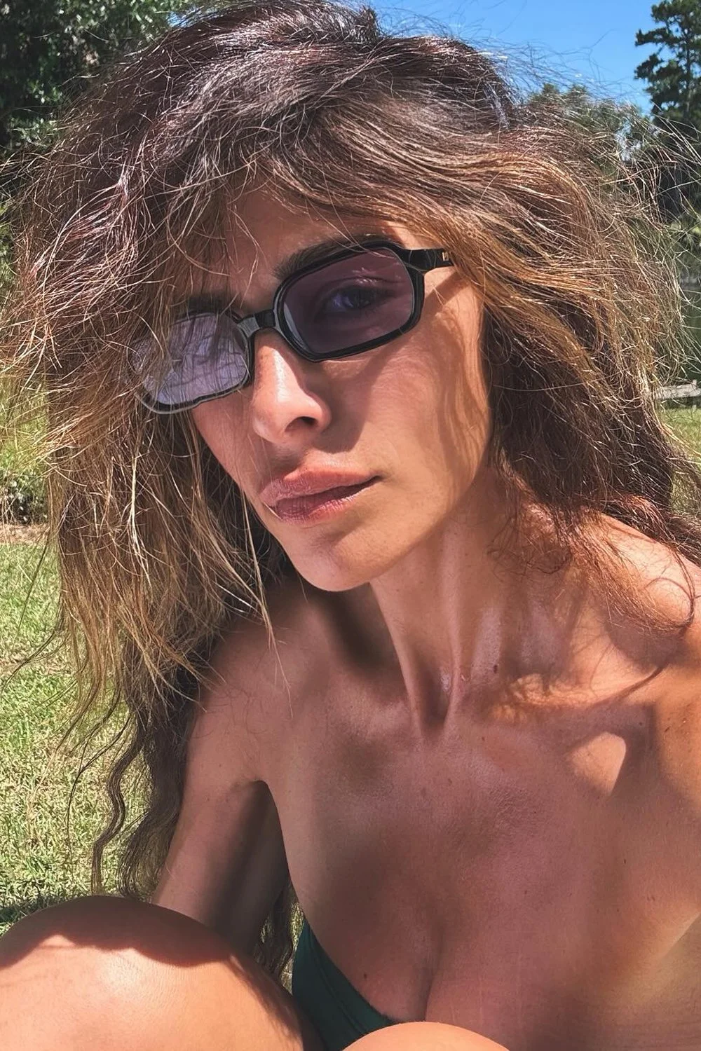 Sarah Shahi in Le Specs Pilferer Sunglasses - Black